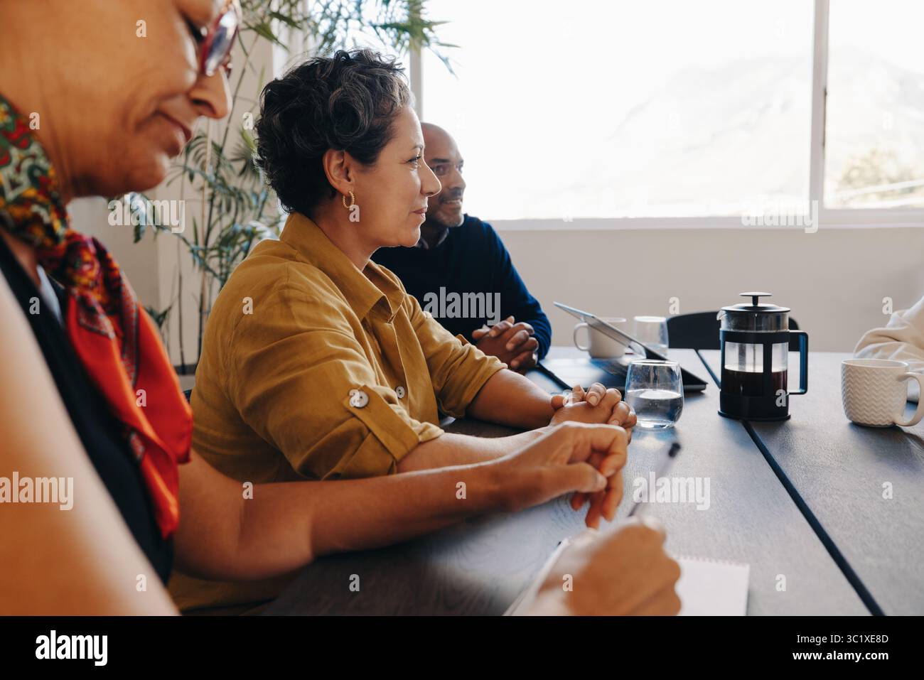 Gruppo di persone che hanno partecipato a una discussione durante una riunione del Consiglio in un ambiente di ufficio contemporaneo, sottolineando il lavoro di squadra, la collaborazione e un professionista Foto Stock
