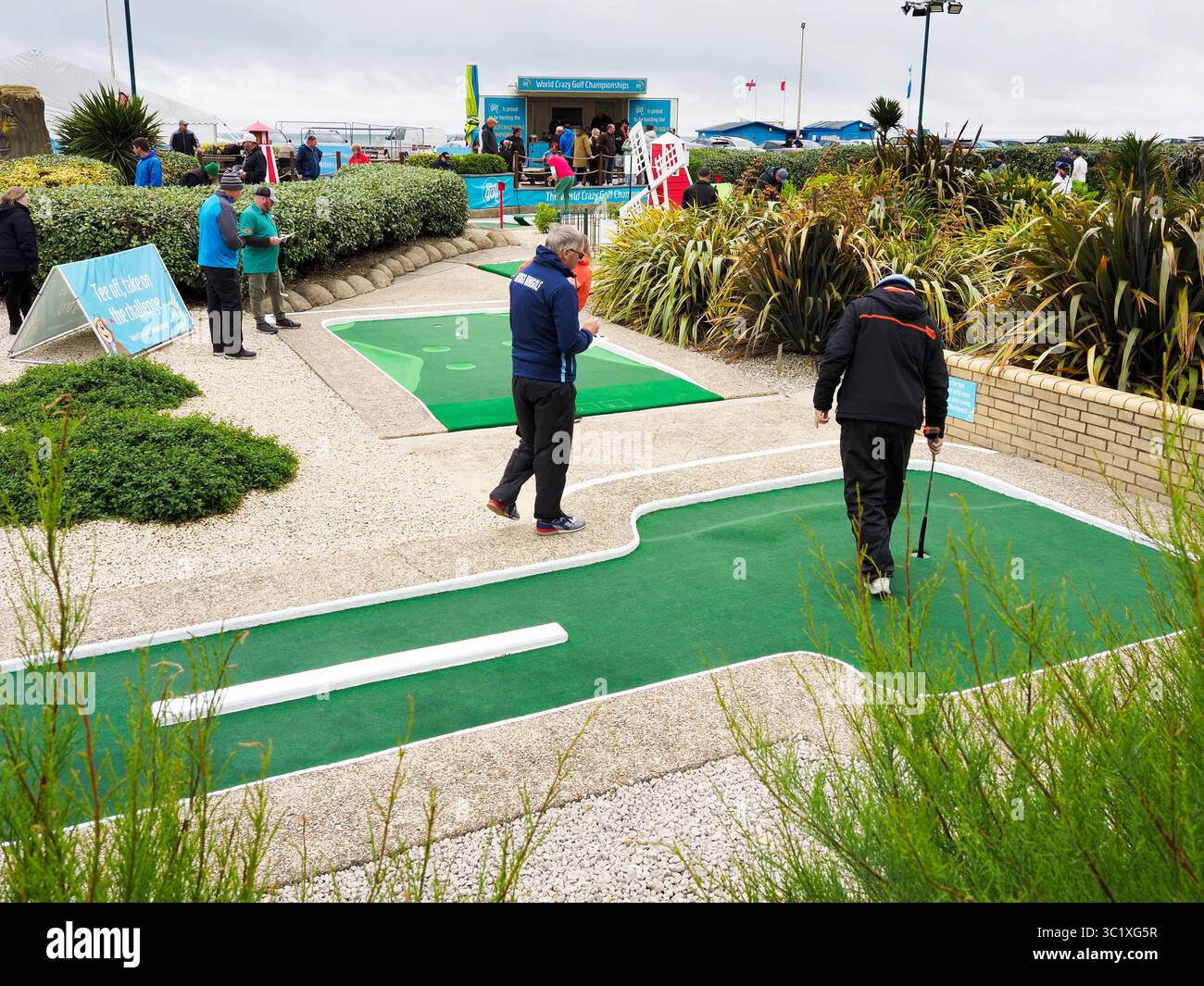 World Crazy Golf Championships in corso nel giugno 2025 a Hastings, East Sussex, Inghilterra Foto Stock