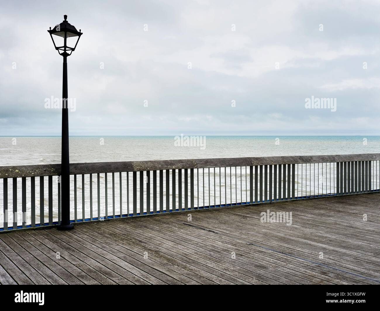 Hastings Pier in un giorno estivo coperto Hastings East Sussex Inghilterra Foto Stock