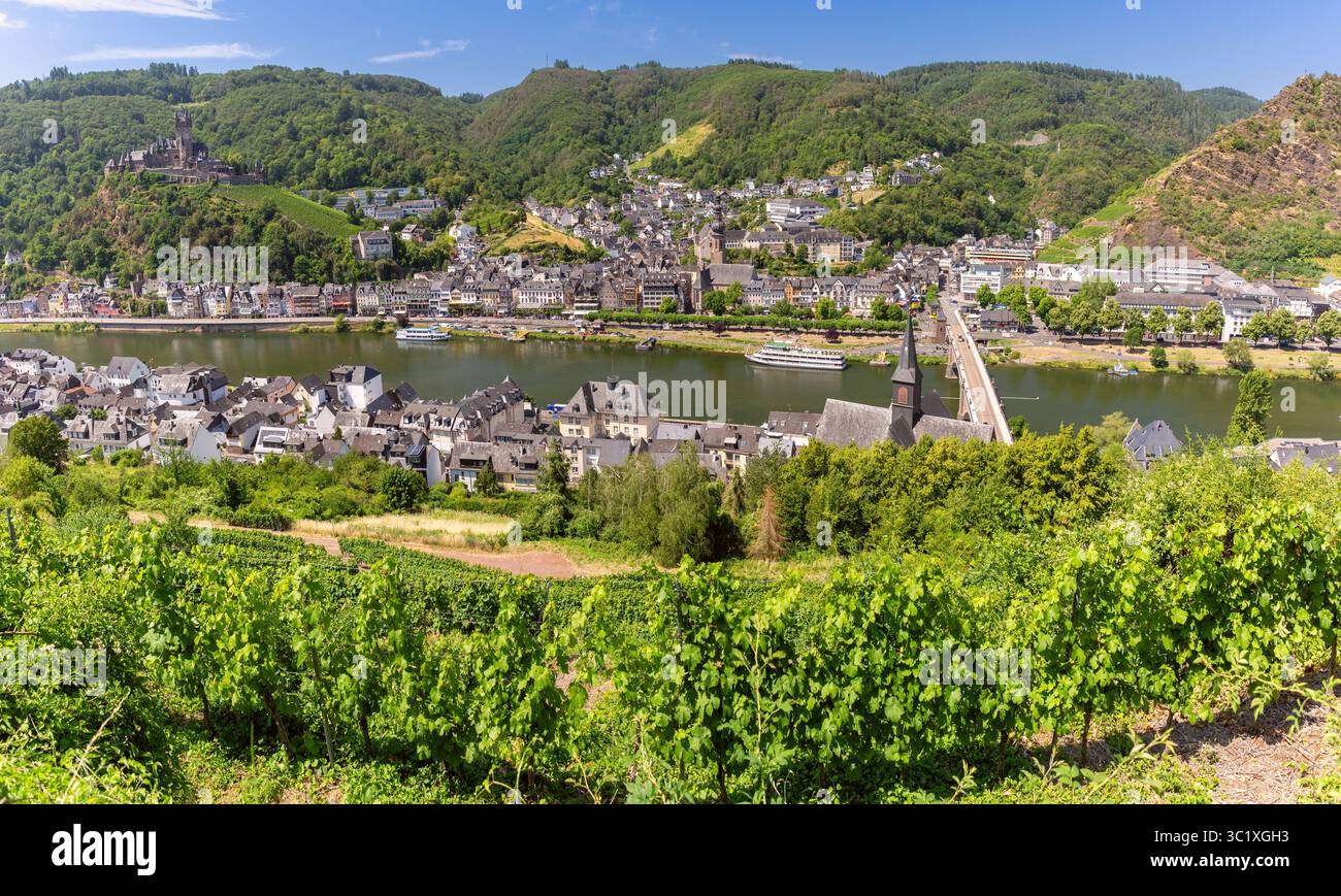 Vista panoramica estiva di Cochem e Reichsburg sopra il fiume Mosella in Germania Foto Stock