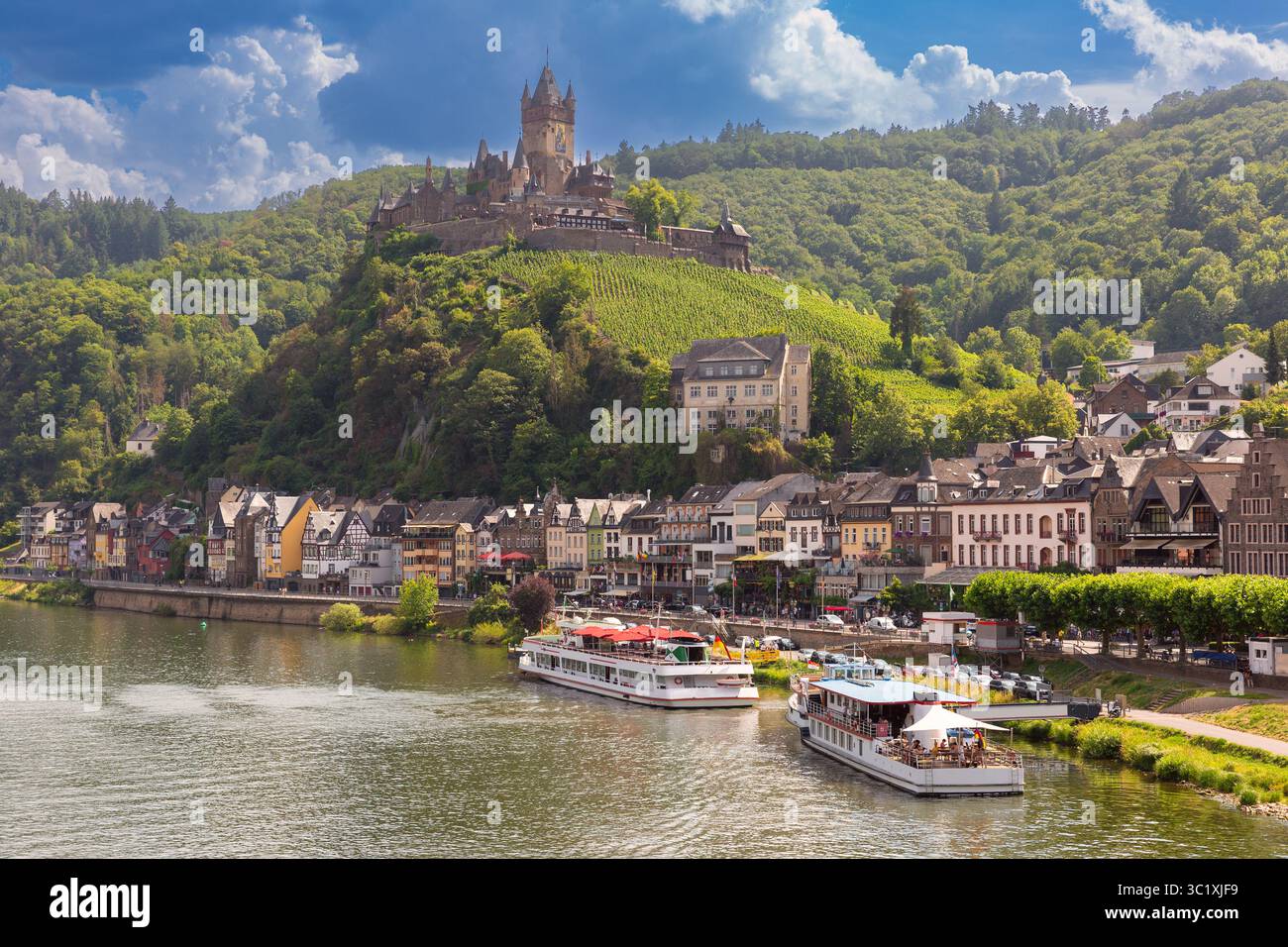 Reichsburg Cochem circondato da vigneti e colline boscose a Cochem in Germania Foto Stock