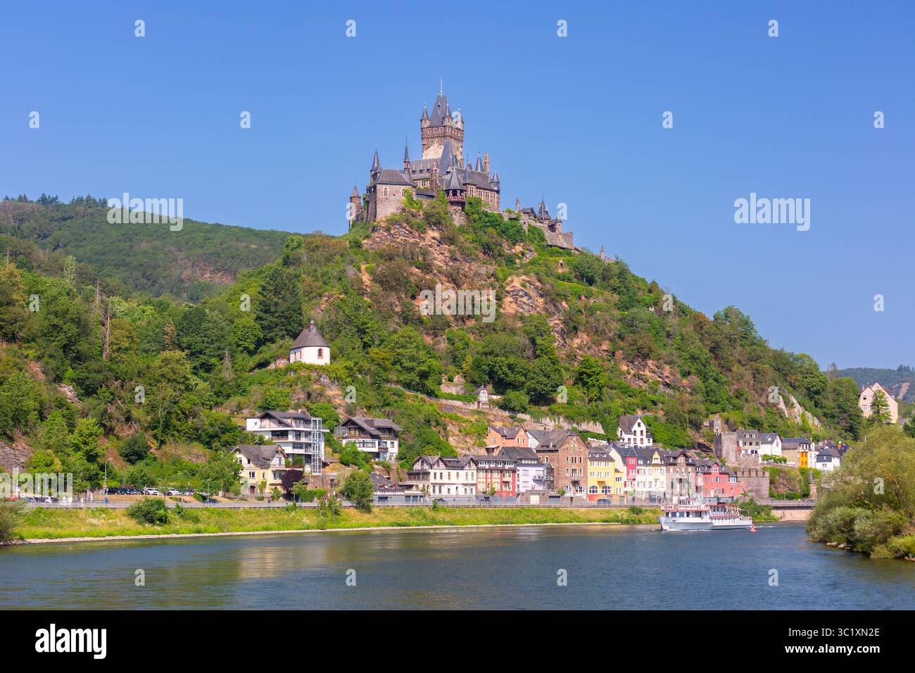 Reichsburg Cochem si affaccia sulla città e sul fiume Mosella a Cochem in Germania Foto Stock