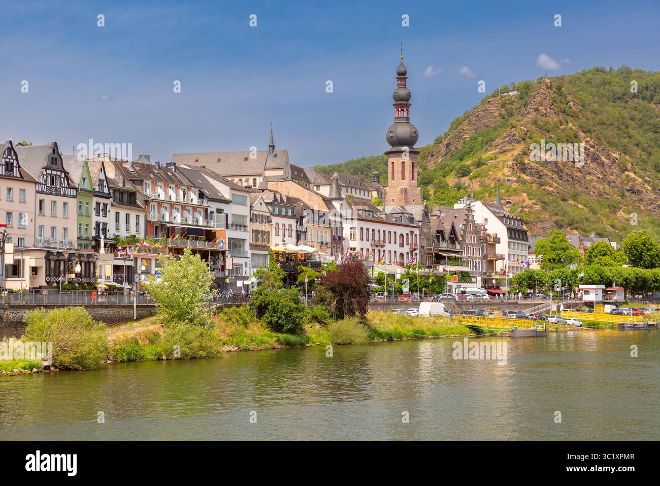 Chiesa di San Martino e edifici lungo il fiume a Cochem, Germania Foto Stock