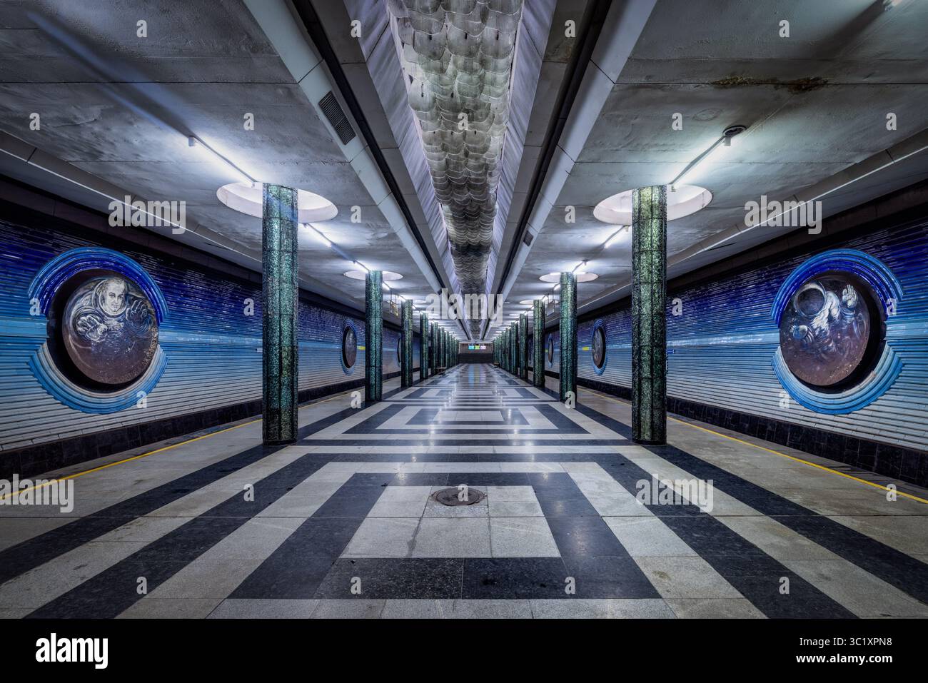 Tashkent, Uzbekistan - 5 aprile 2024: Vista della stazione della metropolitana di Alisher Navoi, un'impressionante mostra di architettura dell'epoca sovietica con i suoi intricati murales a mosaico e motivi geometrici del pavimento. Foto Stock