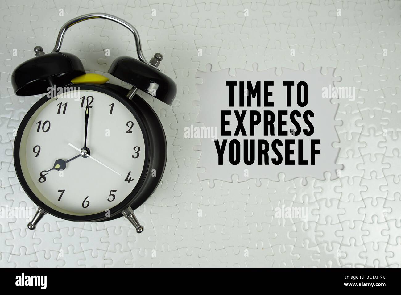 Time to Express Yourself SMS con sveglia su sfondo bianco Foto Stock