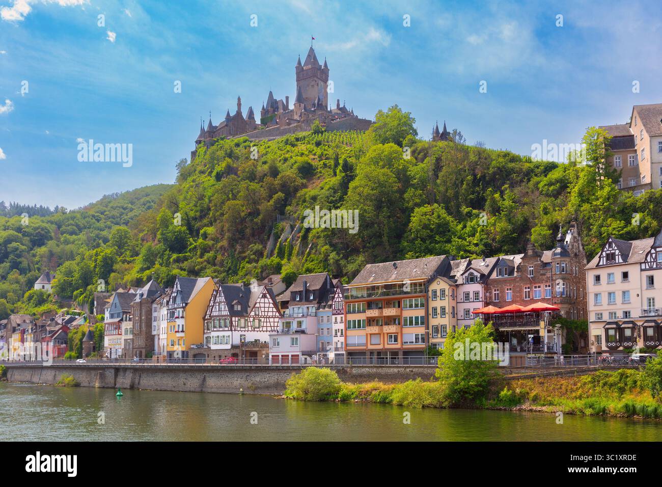 Reichsburg Cochem si affaccia sulla città e sul fiume Mosella a Cochem in Germania Foto Stock