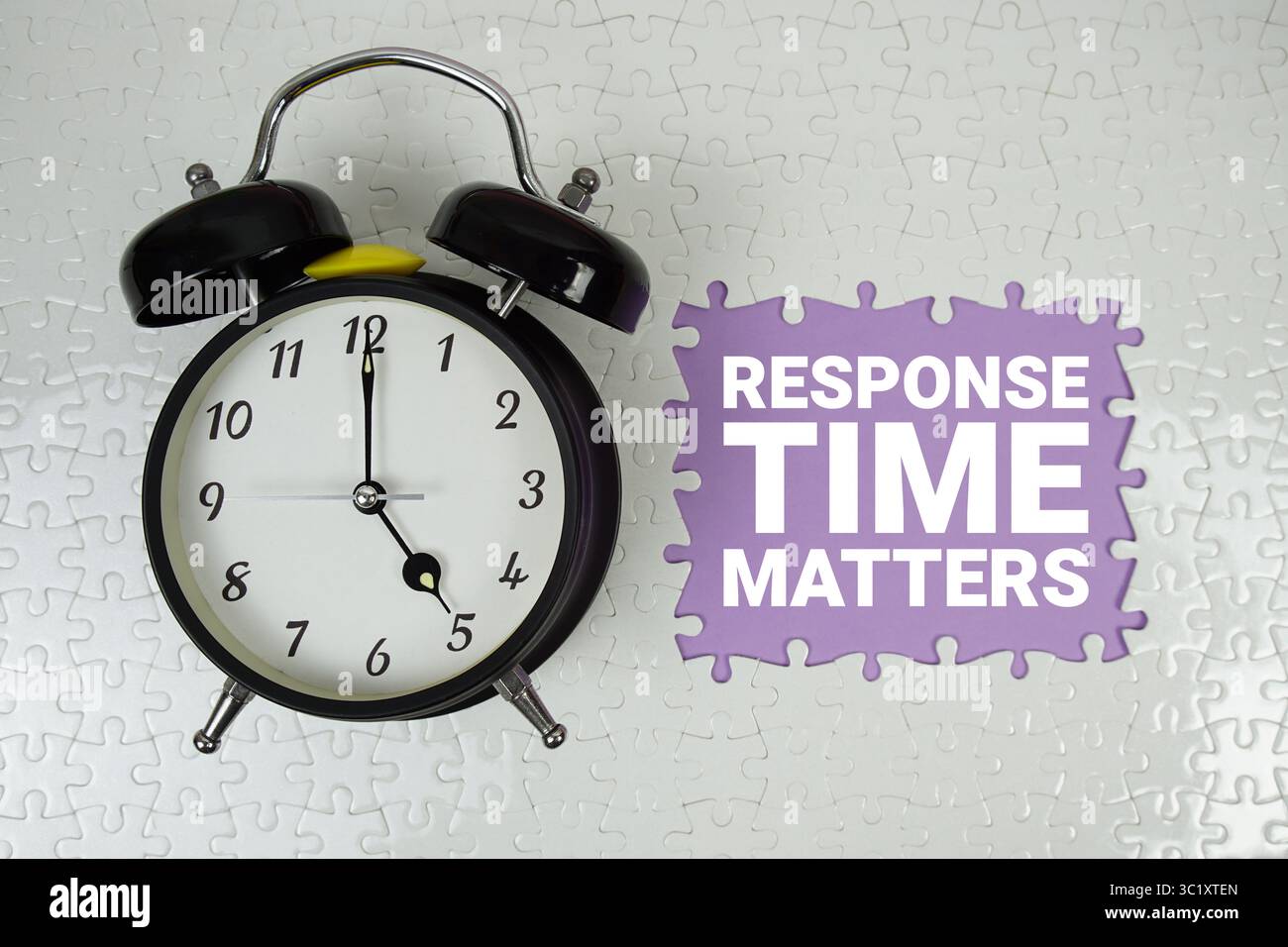 Il tempo di risposta conta il testo con la sveglia su sfondo viola Foto Stock