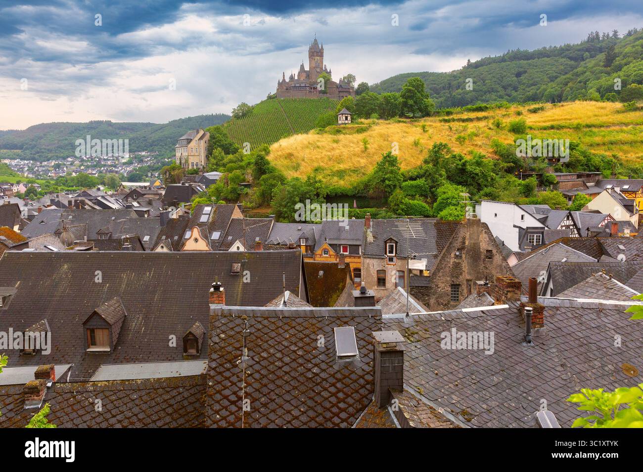 Reichsburg Cochem vista dall'alto dei tetti della città vecchia di Cochem, Germania Foto Stock
