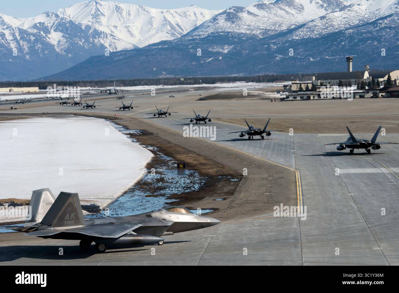 26 marzo 2019 - Elmendorf-Richardson, Alaska, Stati Uniti - F-22 Raptors del 3rd Wing e 477th Fighter Group partecipano ad un taxi di formazione ravvicinata, noto come An Elephant Walk, 26 marzo 2019, durante un'esercitazione della forza polare presso Joint base Elmendorf-Richardson, Alaska. Questa esercitazione di due settimane offre agli squadroni l'opportunità di dimostrare le loro capacità di avanzare schierare e fornire una potenza aerea di combattimento travolgente. (Immagine di credito: © U.S. Air Force/ZUMA Wire/ZUMAPRESS.com) Foto Stock