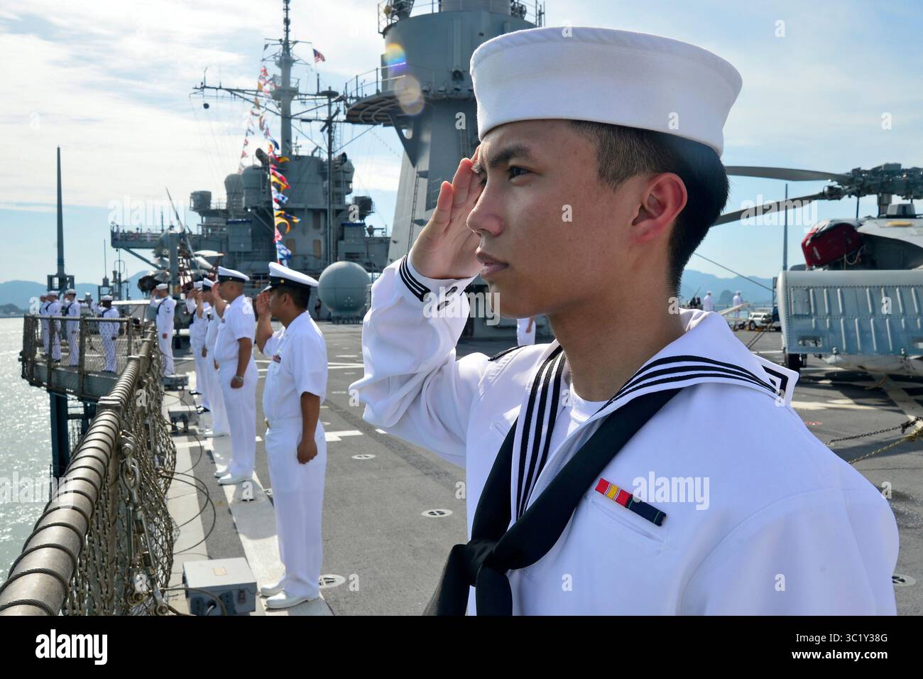 27 marzo 2019 - Langkawi, Malesia - Information Systems Technician Seaman Jason Rosa, di Oak Harbor, Washington, rende un saluto alla mano mentre maneggiano i binari della U.S. 7th Fleet Flagship USS Blue Ridge (LCC 19) durante il Langkawi International Maritime Aerospace Exhibition Fleet Review. Blue Ridge è la più antica nave operativa della Marina, e come nave di comando della 7th Fleet, è responsabile della promozione delle relazioni all'interno della regione Indo-Pacifico. (Immagine di credito: © U.S. Navy/ZUMA Wire/ZUMAPRESS.com) Foto Stock