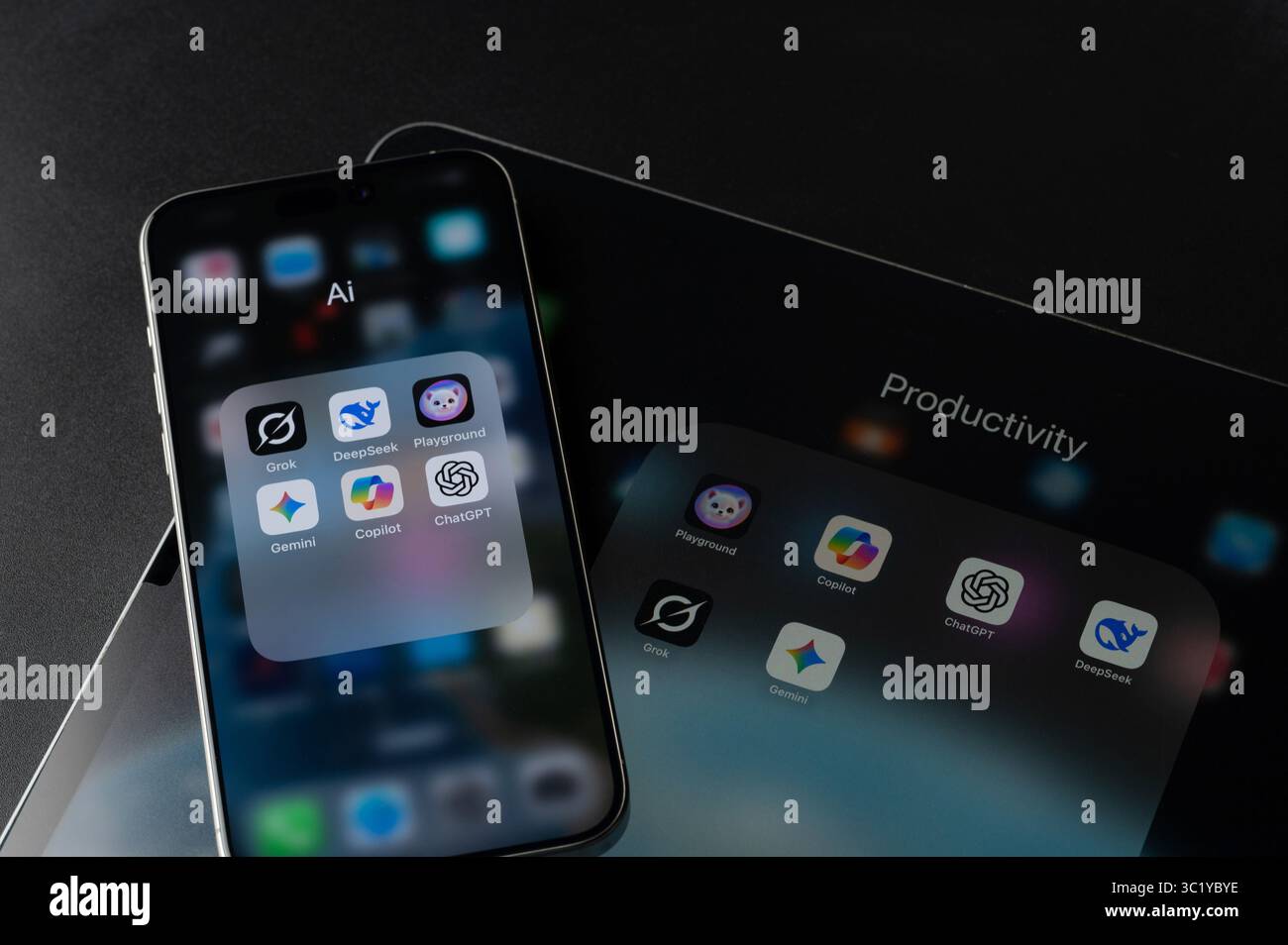 New York, USA - 18 luglio 2025: Set di applicazione ai sulla schermata del dispositivo vista ravvicinata Foto Stock