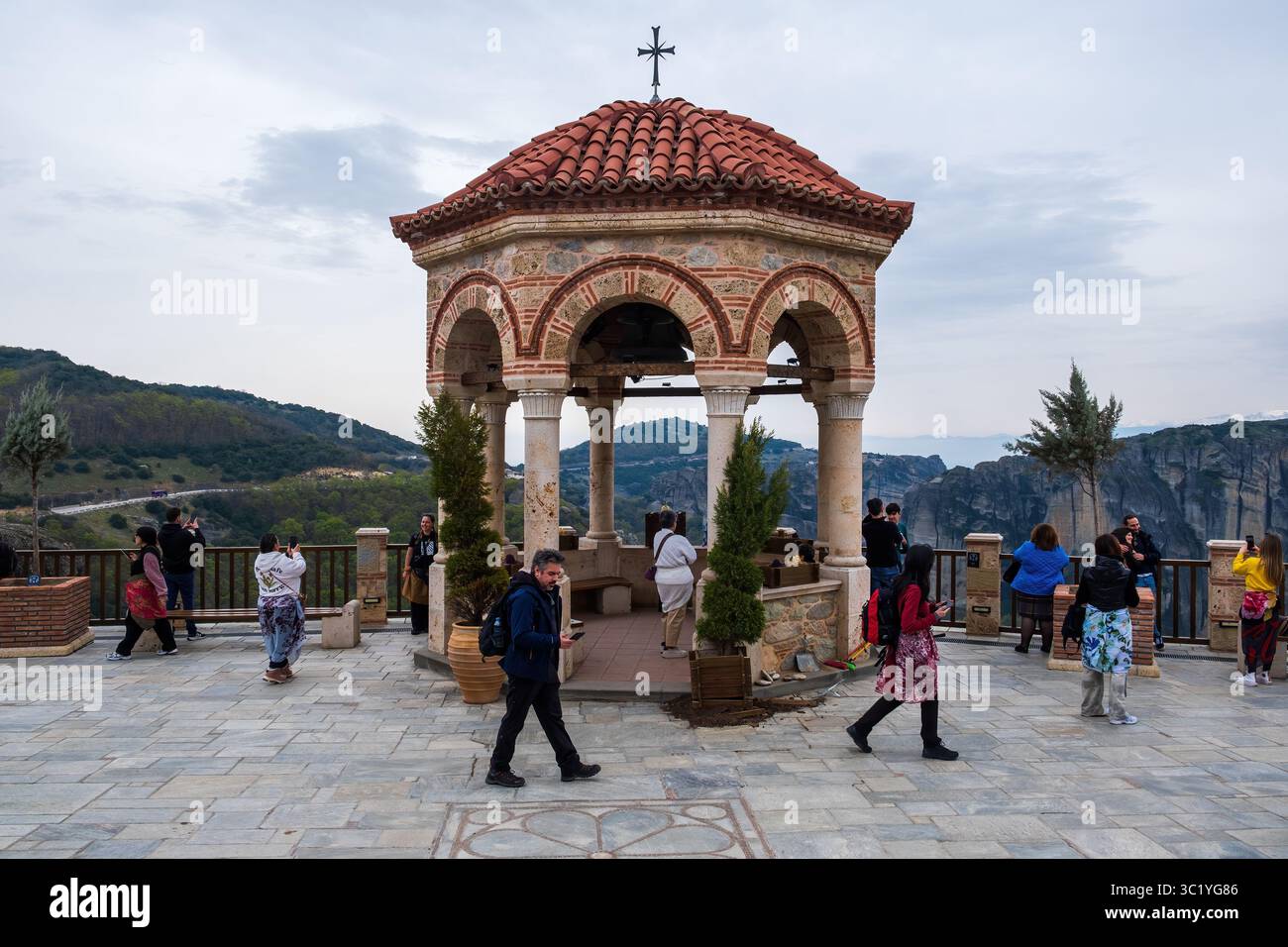 Persone che visitano il monastero Varlaam Meteora a Trikala, Tessaglia, Grecia, uno dei complessi più impressionanti dei monasteri ortodossi orientali. Foto Stock