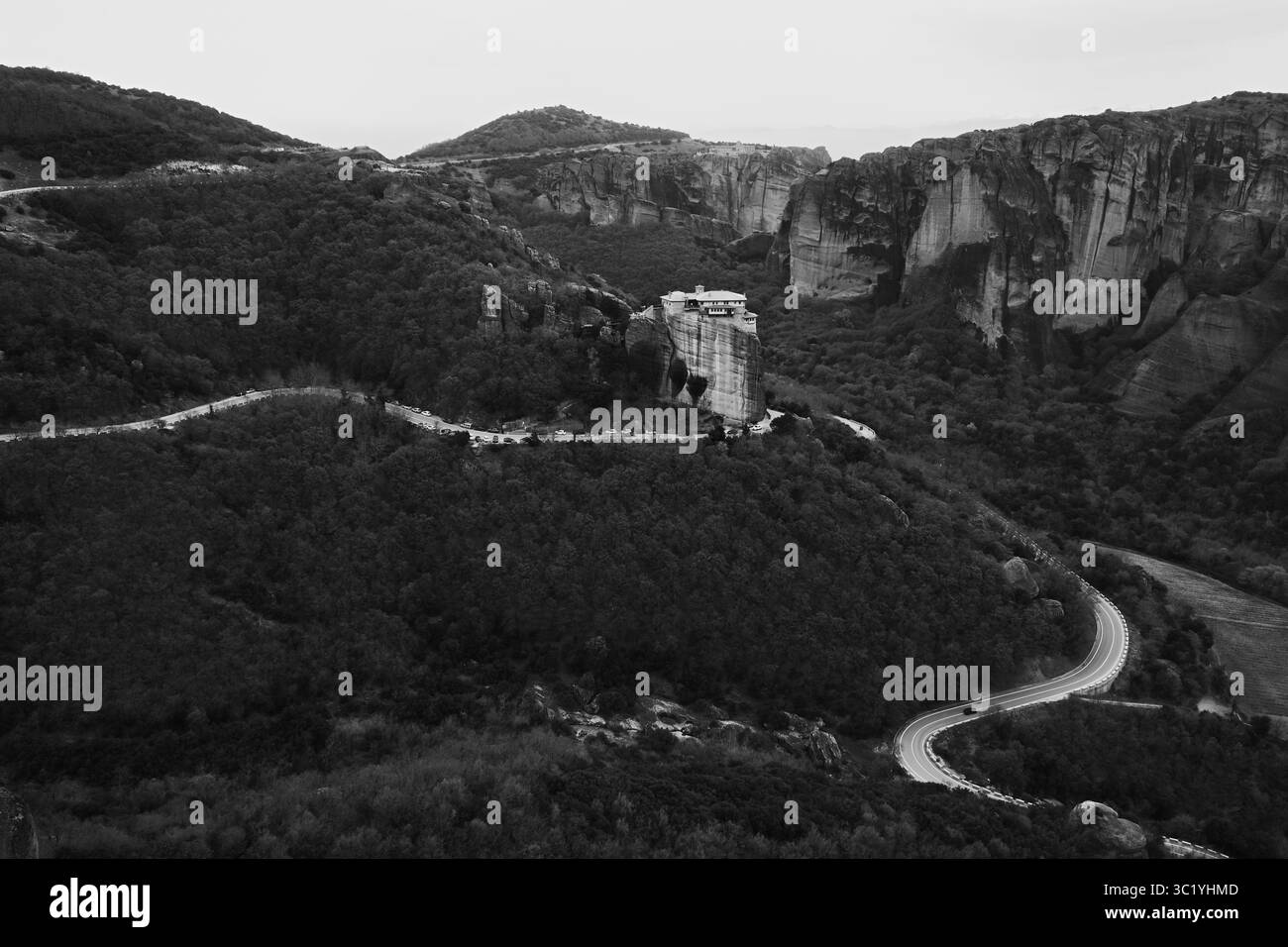 Meteora, formazione rocciosa nell'unità regionale di Trikala, in Tessaglia, nel nord-ovest della Grecia, patrimonio dell'umanità dell'UNESCO. Immagine in bianco e nero. Foto Stock