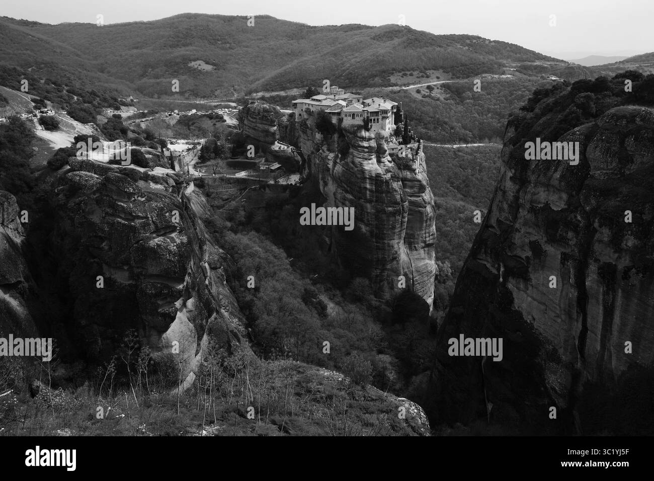 Meteora, formazione rocciosa nell'unità regionale di Trikala, in Tessaglia, nel nord-ovest della Grecia, patrimonio dell'umanità dell'UNESCO. Immagine in bianco e nero. Foto Stock
