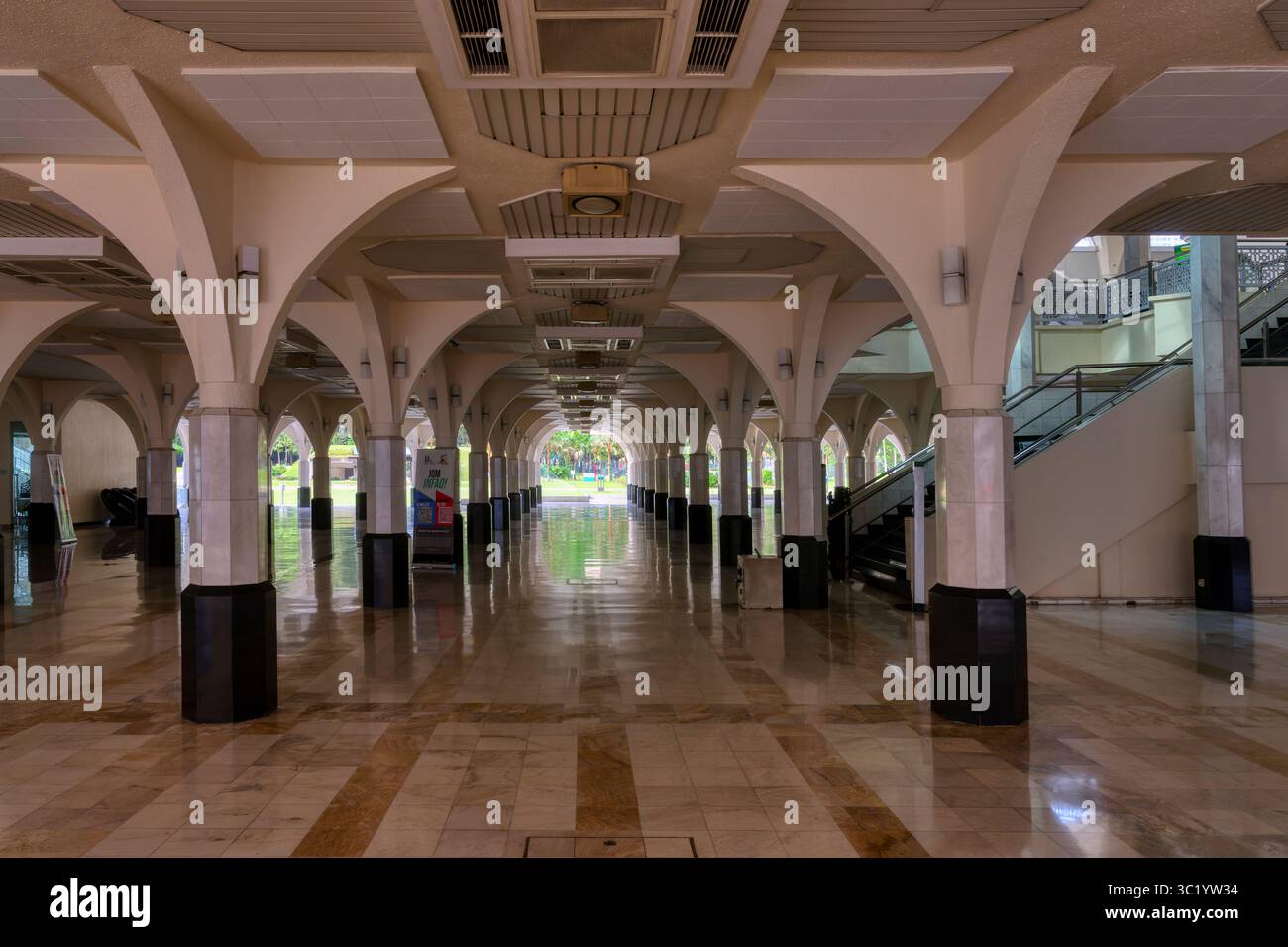 Come la Moschea Syakirin o la Moschea KLCC, la sala Hypostyle, Kuala Lumpur, Malesia, Asia Foto Stock