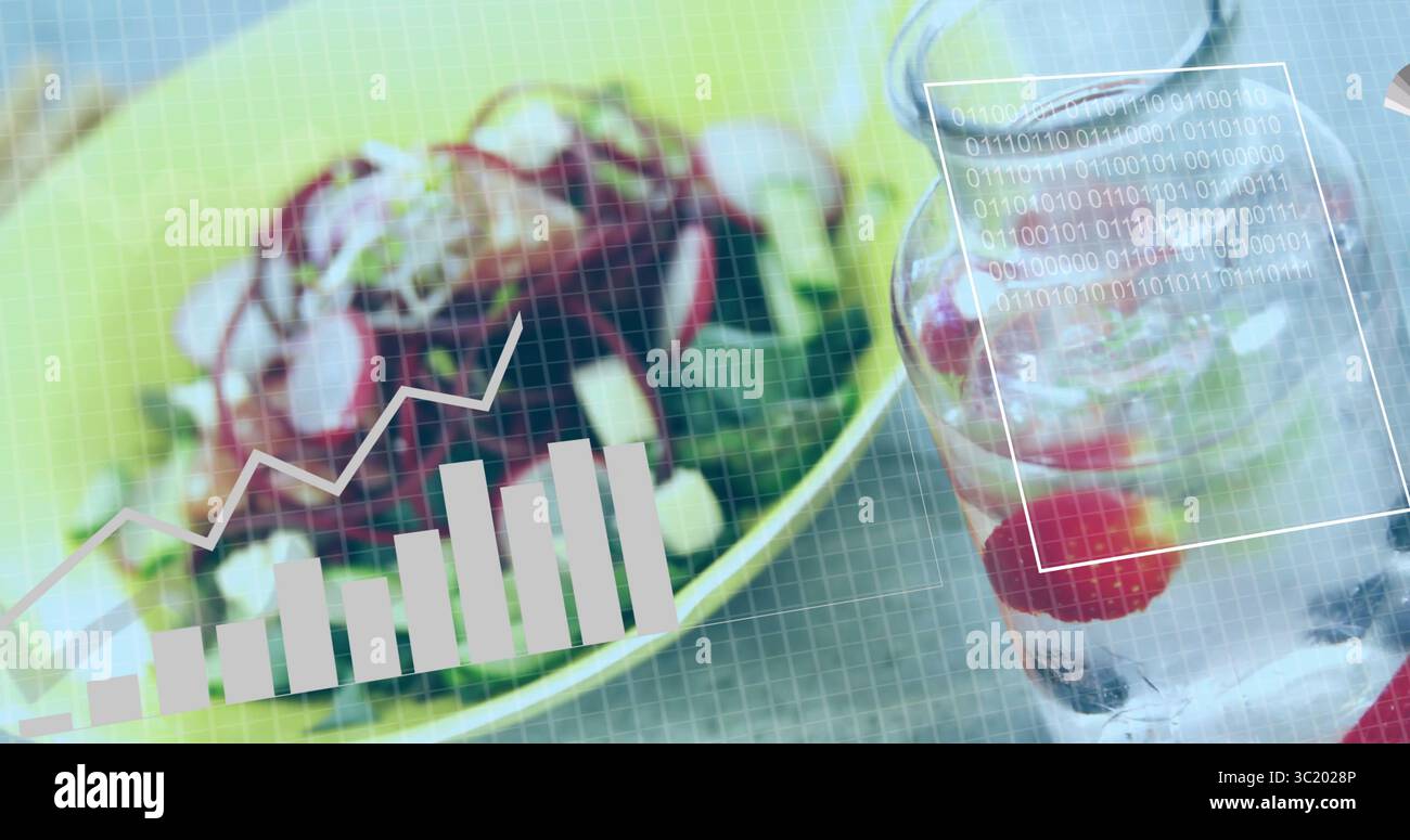 Esposizione del recipiente per insalate con verdure e formaggio vicino al vaso d'acqua infuso, sotto tabelle sovrapposte e codice Foto Stock