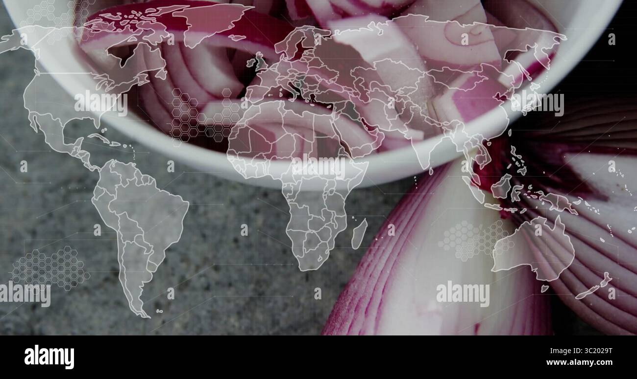 Visualizzazione di una ciotola bianca con anelli di cipolla sul piano di lavoro grigio con cipolla tagliata a metà e sovrapposizione della mappa del mondo Foto Stock
