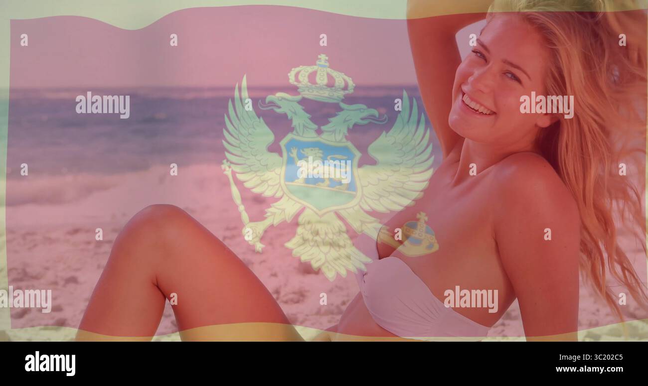 Donna sdraiata in bikini bianco che sorride sulla spiaggia con onde oceaniche e bandiera montenegrina, copia spazio Foto Stock