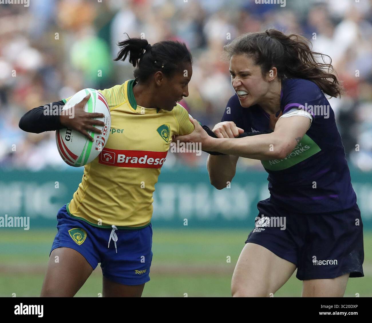 5 aprile 2019 - Hong Kong, HONG KONG - la brasiliana Leila Dos Santos Silva, a sinistra, viene catturata dalla scozzese Rhona Lloyd durante la partita finale al torneo World Rugby Women's Sevens Series Qualifier 2019 di Hong Kong. Il Brasile ha vinto 28-19. (Immagine di credito: © David McIntyre/ZUMA Wire) Foto Stock