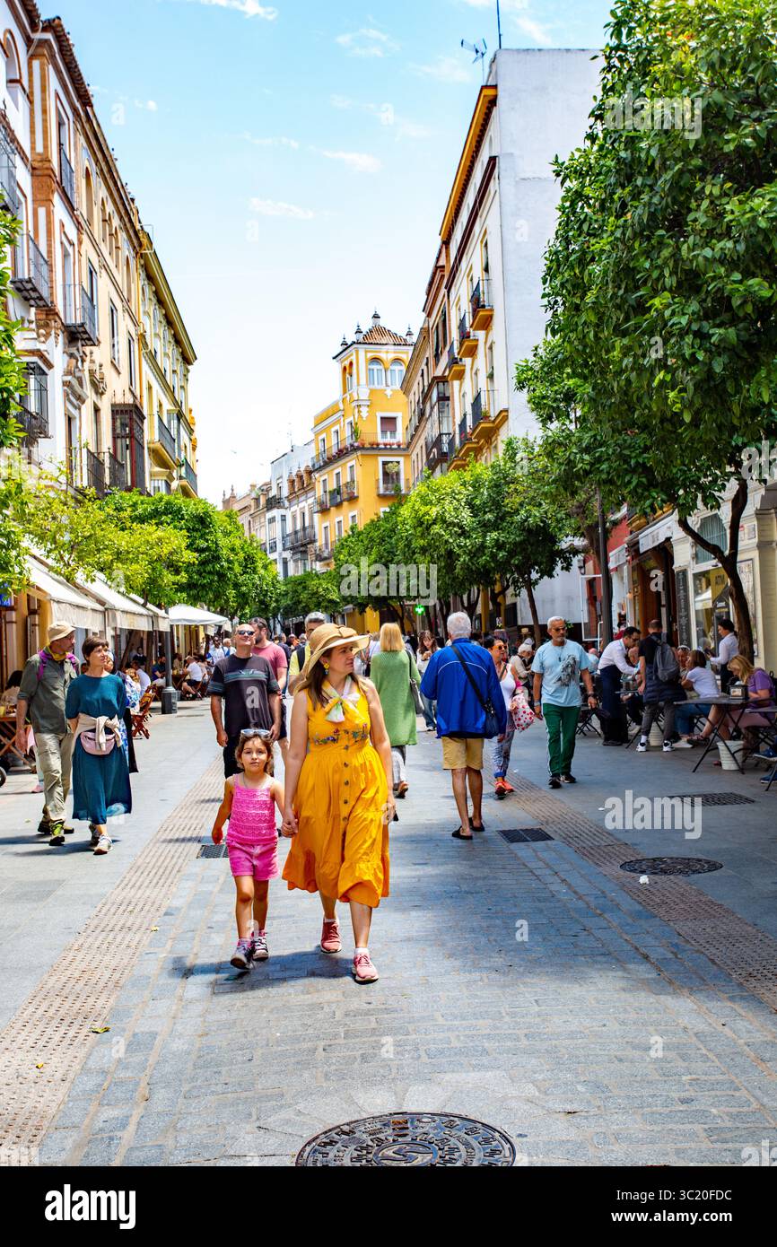 I turisti di madre e bambino camminano per le strade della città spagnola di Siviglia in Spagna Foto Stock I turisti di madre e bambino camminano per le strade della città spagnola di Siviglia in Spagna Foto Stock
