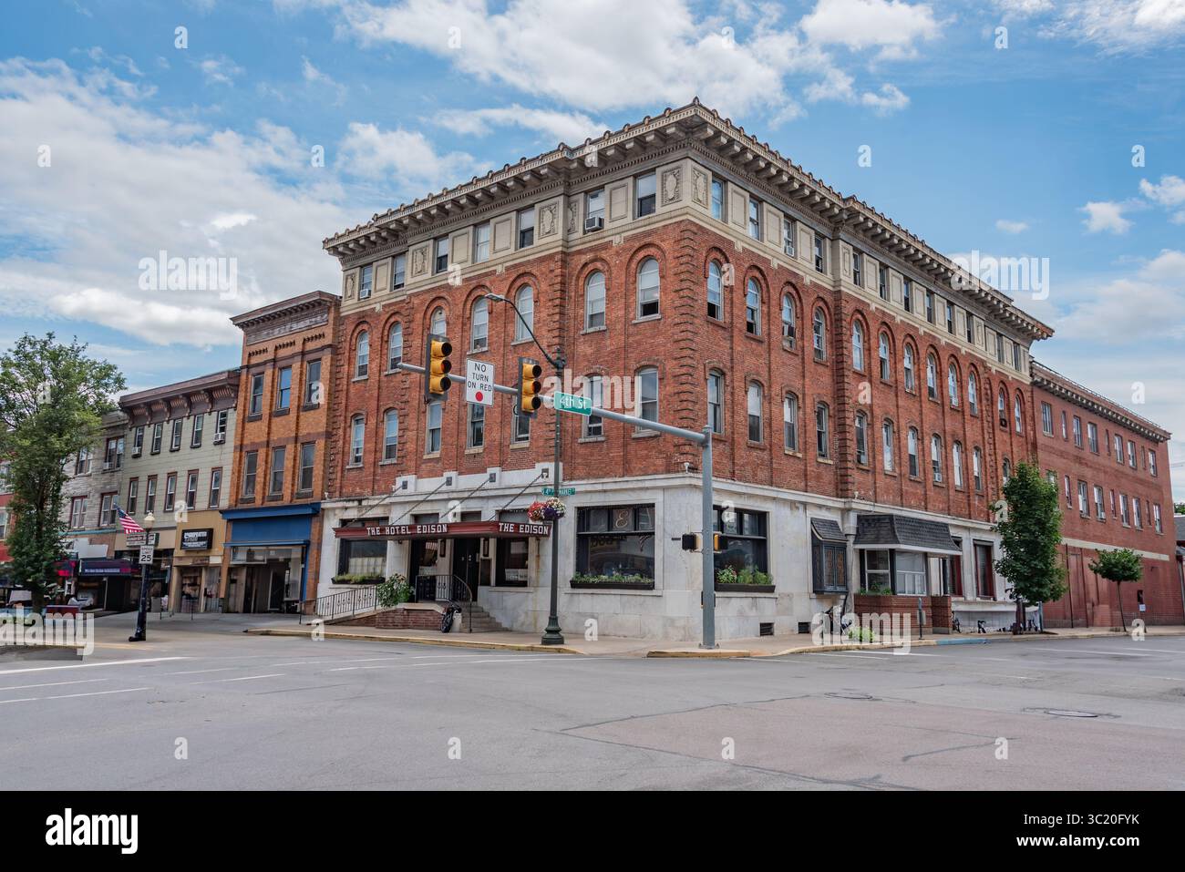Esplorando la 4th Street a Sunbury, Pennsylvania, in un pomeriggio estivo Foto Stock