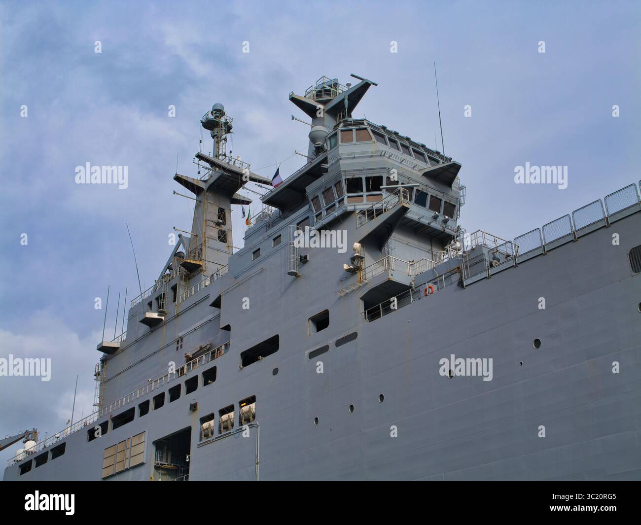 Cobh, Irlanda - maggio 27 2025: La FS Tonnerre, una portaerei anfibia di classe Mistral, è ancorata a Cobh, Irlanda, sotto un cielo azzurro. Foto Stock