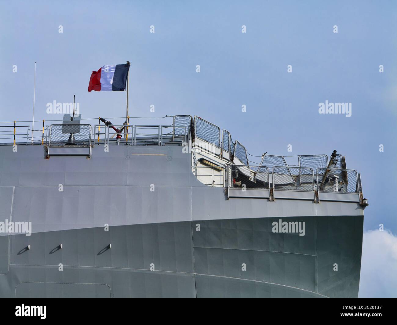 Cobh, Irlanda - maggio 27 2025: La FS Tonnerre, una portaerei di classe Mistral della Marina francese, è ancorata nelle acque calme di Cork Harbour, Cobh, Irlanda. Foto Stock