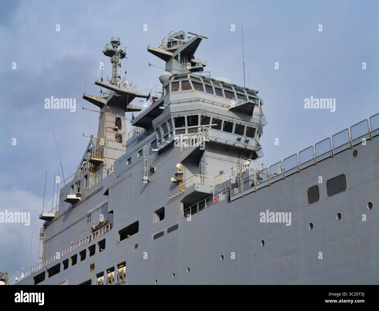 Cobh, Irlanda - maggio 27 2025: La FS Tonnerre, una potente nave d'assalto anfibia della Marina francese, domina il sereno porto di Cork a Cobh, Irlanda. Foto Stock