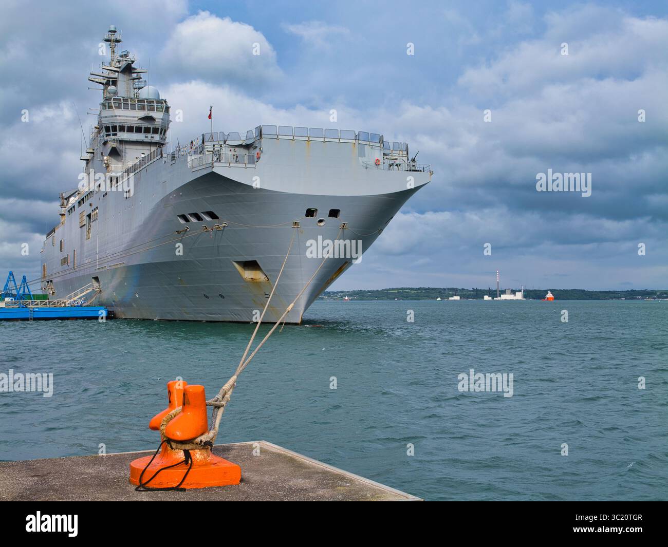 Cobh, Irlanda - maggio 27 2025: La FS Tonnerre, una nave d'assalto anfibia della classe Mistral, ancorata nel porto di Cork sotto un cielo nuvoloso. Foto Stock