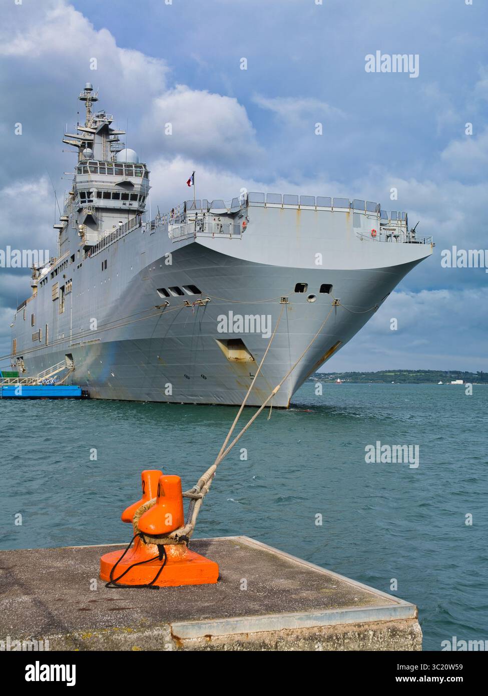 Cobh, Irlanda - maggio 27 2025: La FS Tonnerre, una portaelicotteri della marina francese, ormeggia in modo impressionante nelle acque di Cork Harbour, Cobh, Irlanda. Foto Stock