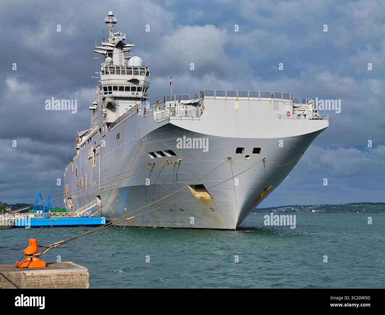 Cobh, Irlanda - maggio 27 2025: La FS Tonnerre, una portaerei d'assalto della classe Mistral, ormeggia in modo prominente a Cobh, Irlanda, contro un cielo drammatico. Foto Stock