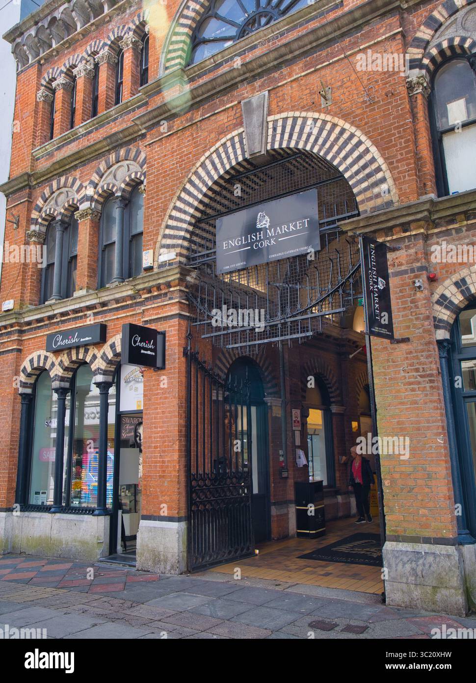 Cork, Irlanda - maggio 27 2025: Una vivace vista dell'ingresso principale dell'iconico mercato inglese di Corks, che mette in risalto la sua eleganza architettonica. Foto Stock