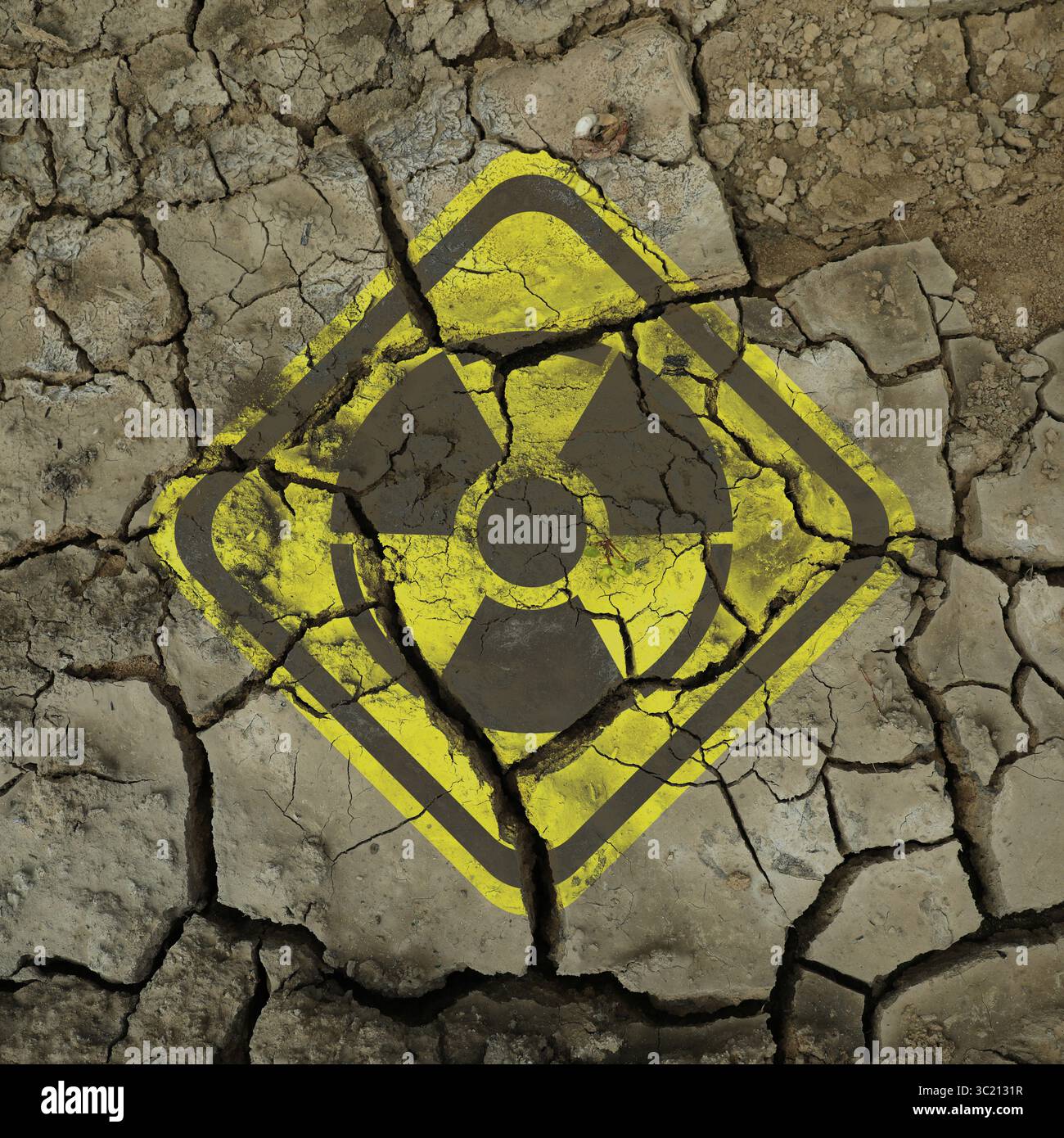 Segno radioattivo giallo su una terra secca incrinata, primo piano. Inquinamento radiologico Foto Stock