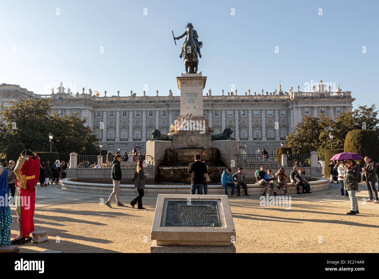 Madrid, Spagna. Statua equestre di Filippo IV in Plaza de Oriente, vista da est con il Palazzo reale che sorge dietro di esso, entrambi i monumenti allineati Foto Stock