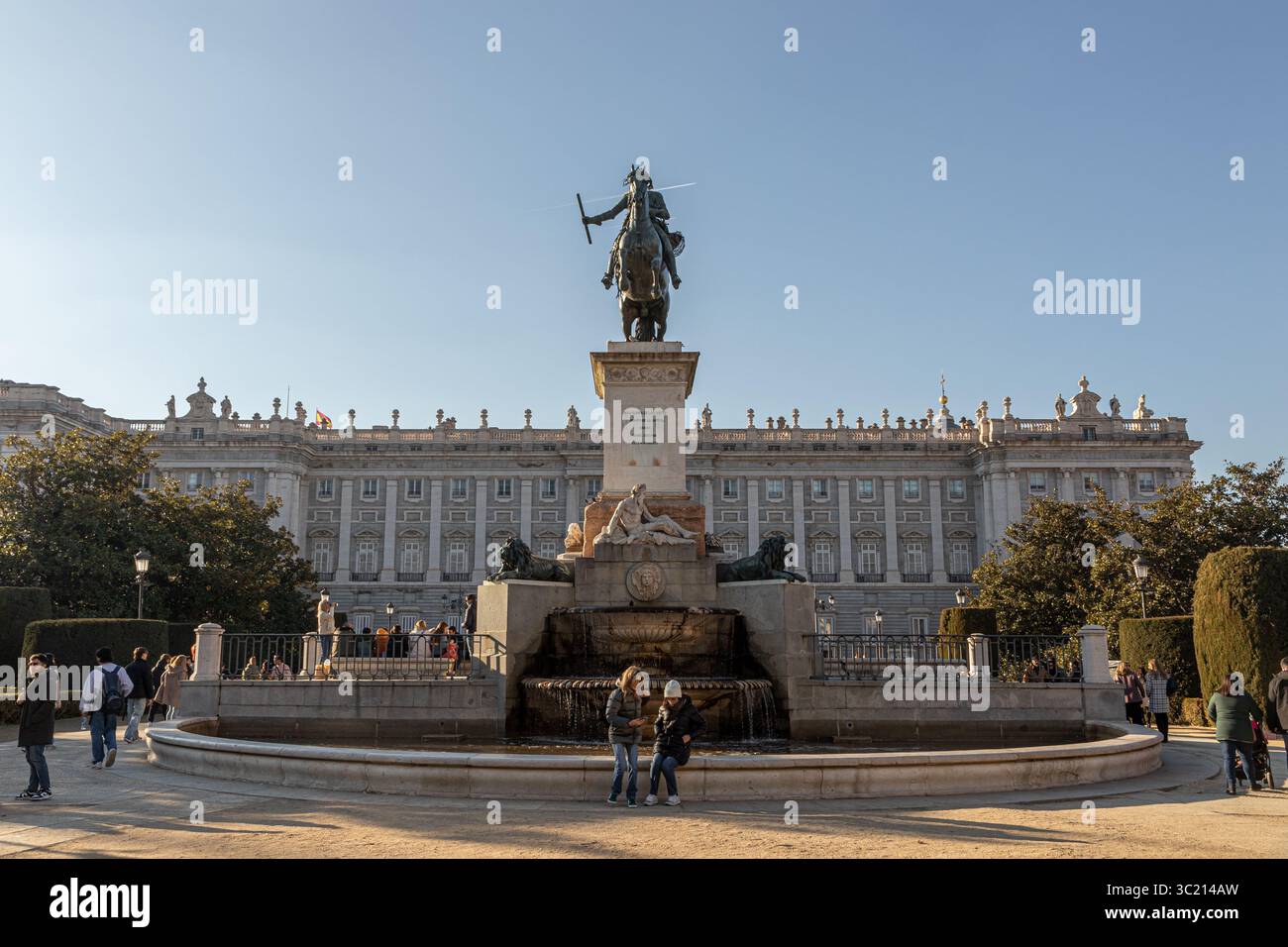 Madrid, Spagna. Statua equestre di Filippo IV in Plaza de Oriente, vista da est con il Palazzo reale che sorge dietro di esso, entrambi i monumenti allineati Foto Stock