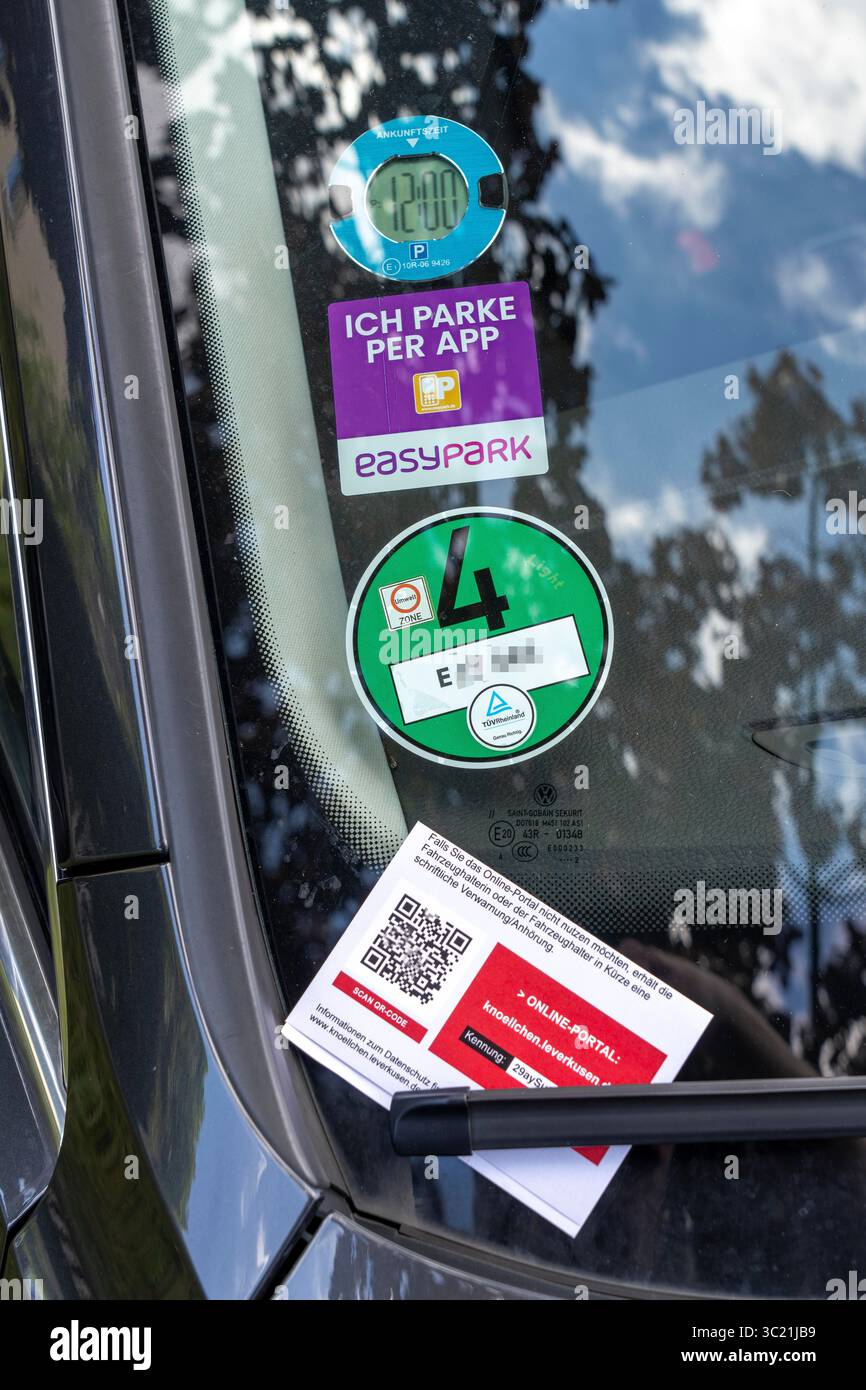 Biglietto di parcheggio su un'auto, parcheggiato erroneamente, parcheggio per i residenti senza permesso di parcheggio, notifica dall'ufficio di ordine pubblico, il reato può essere re Foto Stock