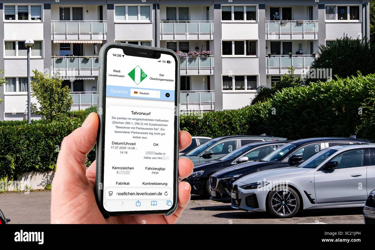 Biglietti per parcheggio, online, auto, parcheggio sbagliato, parcheggio per residenti, nessun permesso di parcheggio, permesso di parcheggio, notifica da parte dell'ufficio di ordine pubblico, costo c Foto Stock