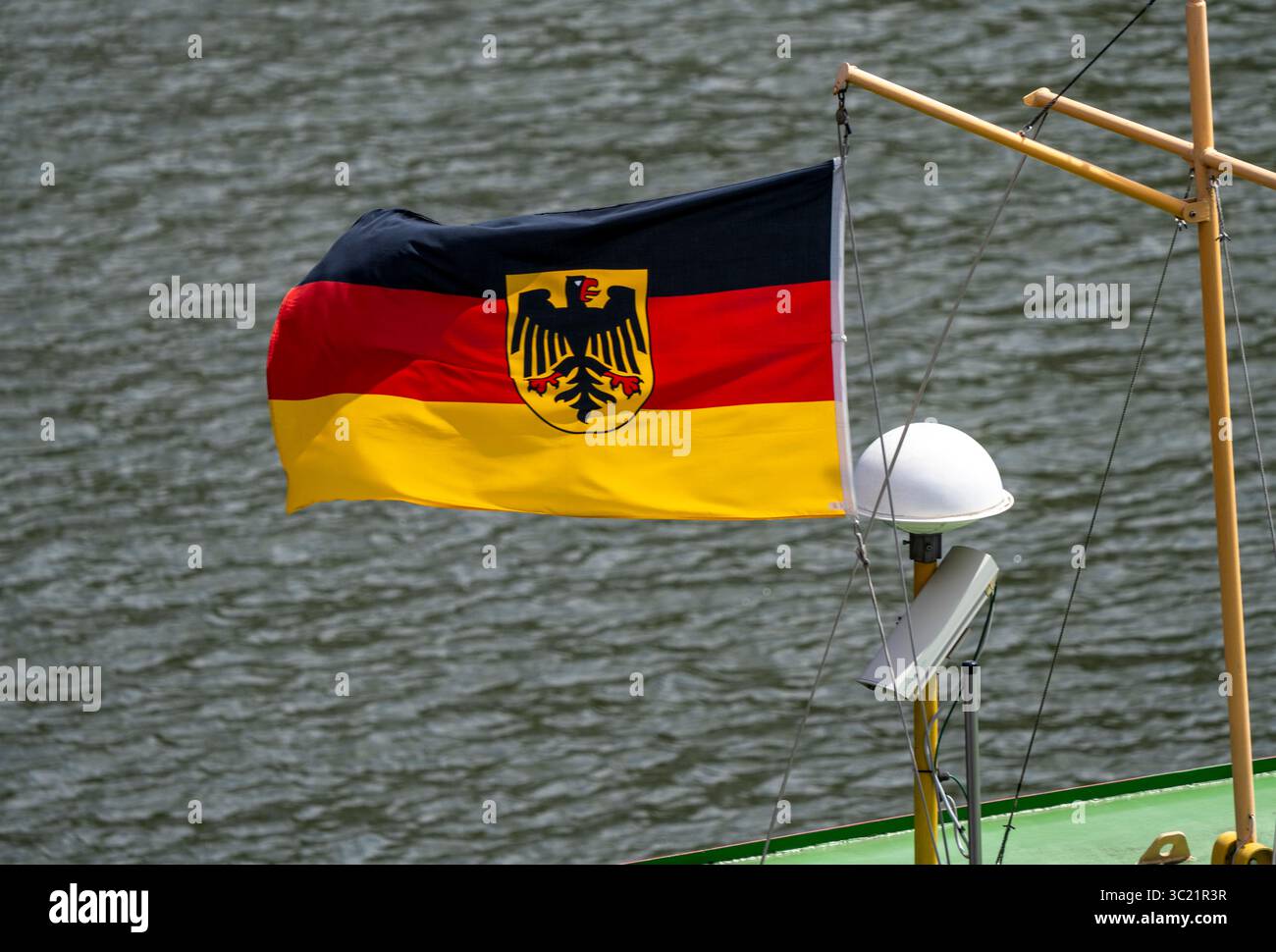 Bandiera dello stemma federale con aquila federale, bandiera di servizio del governo federale e delle forze armate tedesche, qui su una barca appartenente allo Stat Foto Stock