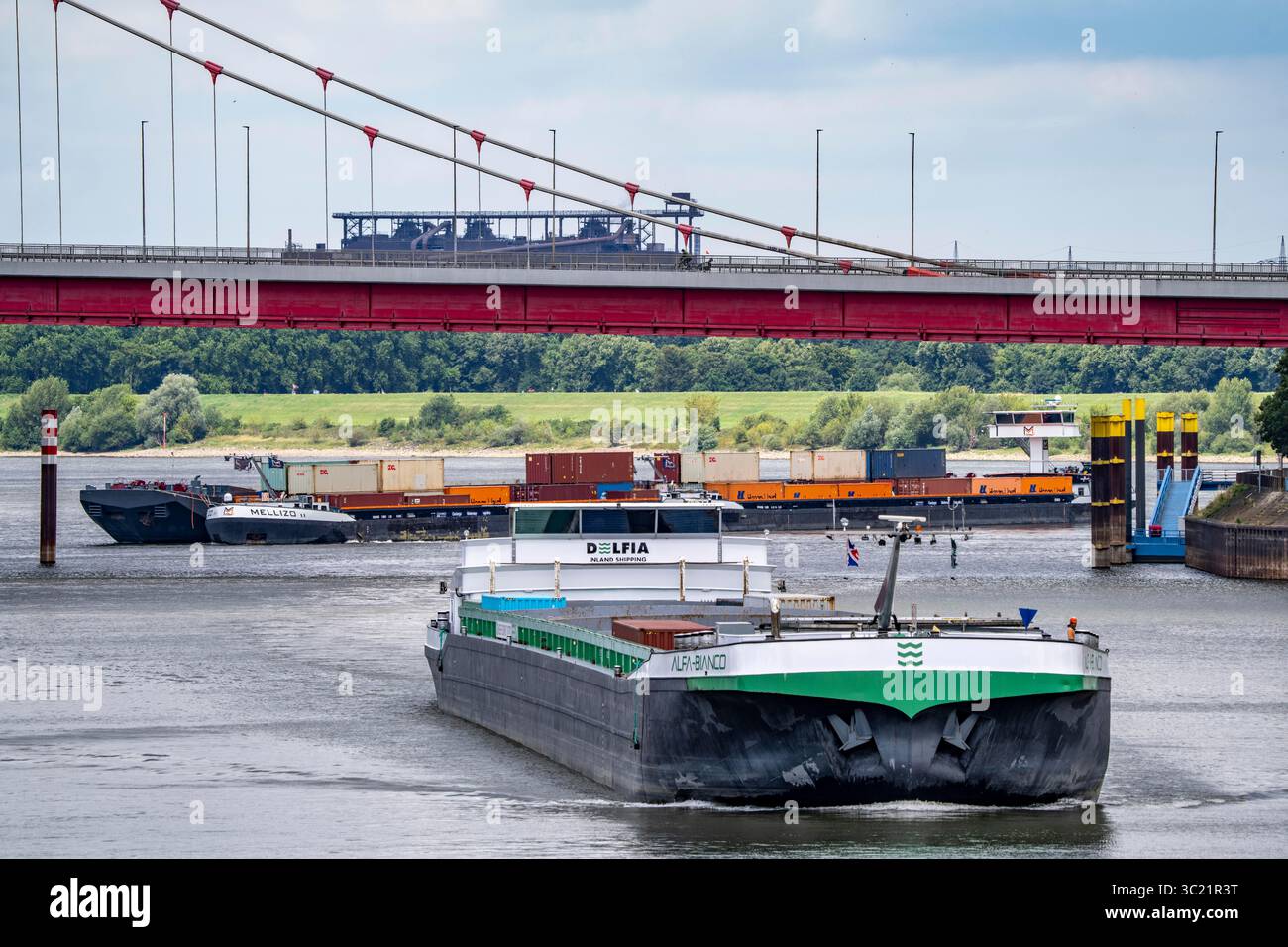 Nave interna che entra nel Vinckekanal nel porto di Ruhrort, cargo di container sul Reno, diretta a monte, Friedrich-Ebert-Brücke, ponte stradale Foto Stock