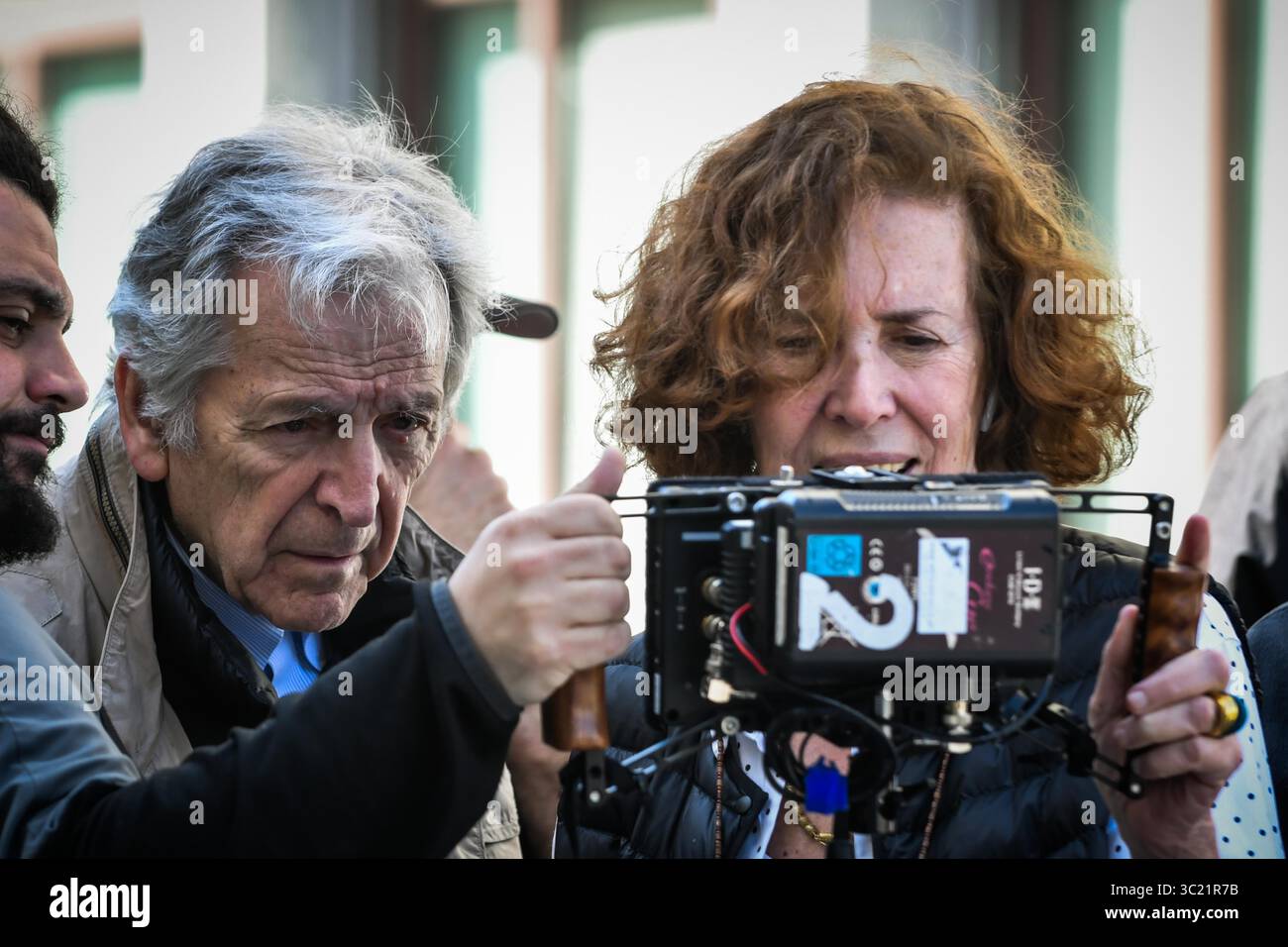 11 aprile 2019 - Atene, Grecia - il regista greco-francese Costas Gavras ha iniziato a girare il film basato su un libro scritto dal controverso ex ministro delle finanze greco Yianis Varoufakis. La versione inglese del libro si chiama ''Adults in the Room'' e tratta delle esperienze personali di Varoufakis durante i sei mesi in cui è stato ministro delle finanze del paese nel 2015. (Immagine di credito: © Eurokinissi via ZUMA Wire) Foto Stock 11 aprile 2019 - Atene, Grecia - il regista greco-francese Costas Gavras ha iniziato a girare il film basato su un libro scritto dal controverso ex ministro delle finanze greco Yianis Varoufakis. La versione inglese del libro si chiama ''Adults in the Room'' e tratta delle esperienze personali di Varoufakis durante i sei mesi in cui è stato ministro delle finanze del paese nel 2015. (Immagine di credito: © Eurokinissi via ZUMA Wire) Foto Stock