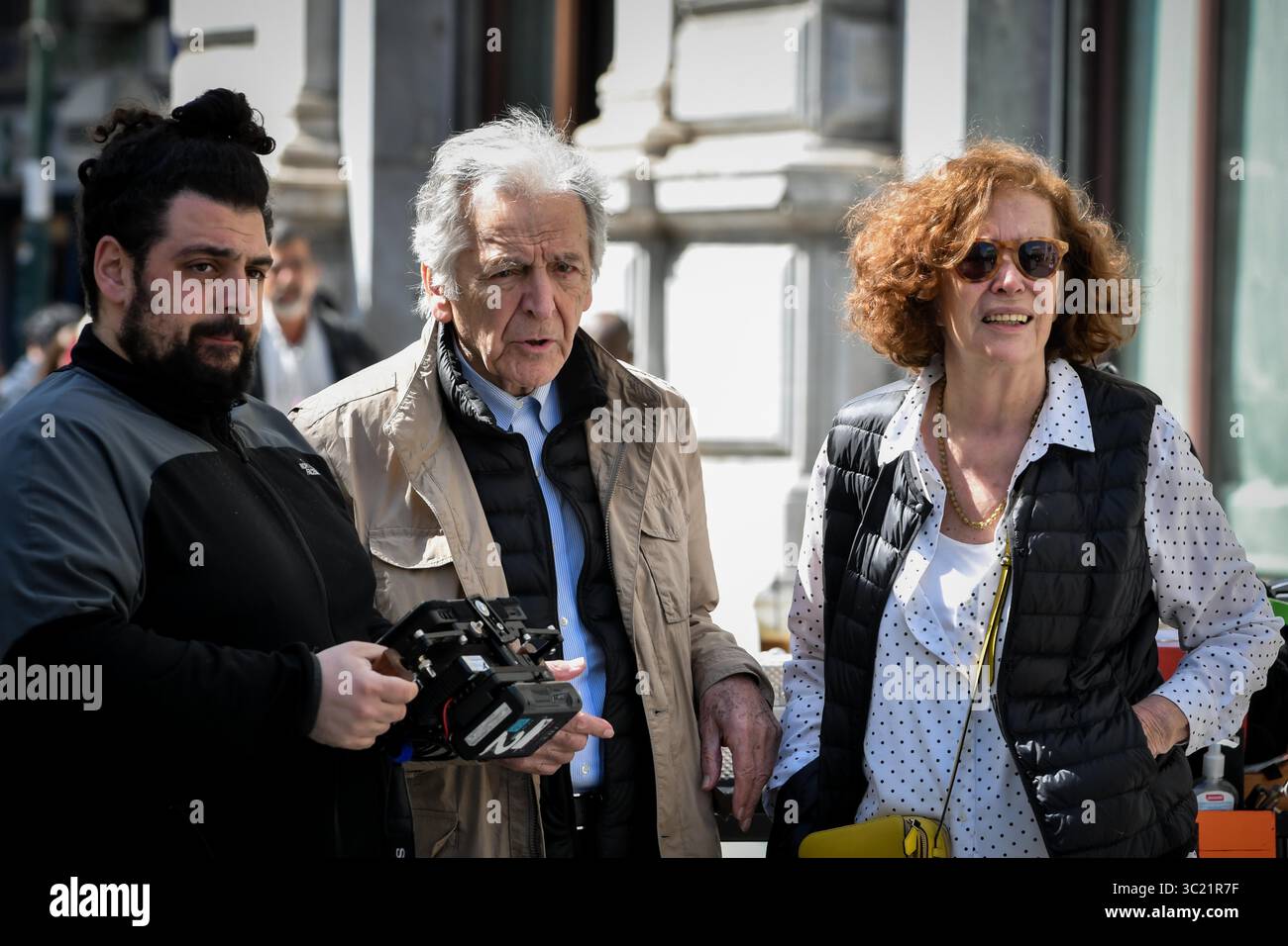 11 aprile 2019 - Atene, Grecia - il regista greco-francese Costas Gavras ha iniziato a girare il film basato su un libro scritto dal controverso ex ministro delle finanze greco Yianis Varoufakis. La versione inglese del libro si chiama ''Adults in the Room'' e tratta delle esperienze personali di Varoufakis durante i sei mesi in cui è stato ministro delle finanze del paese nel 2015. (Immagine di credito: © Eurokinissi via ZUMA Wire) Foto Stock 11 aprile 2019 - Atene, Grecia - il regista greco-francese Costas Gavras ha iniziato a girare il film basato su un libro scritto dal controverso ex ministro delle finanze greco Yianis Varoufakis. La versione inglese del libro si chiama ''Adults in the Room'' e tratta delle esperienze personali di Varoufakis durante i sei mesi in cui è stato ministro delle finanze del paese nel 2015. (Immagine di credito: © Eurokinissi via ZUMA Wire) Foto Stock