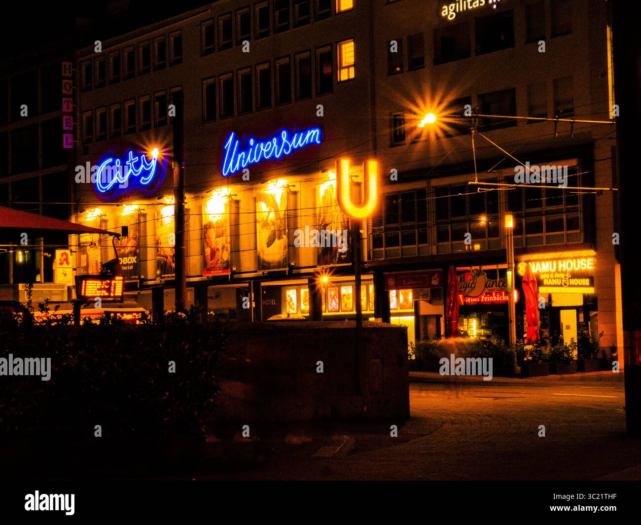 City Universum Neon Signs at Night – Europaplatz, Karlsruhe, Germania Foto Stock