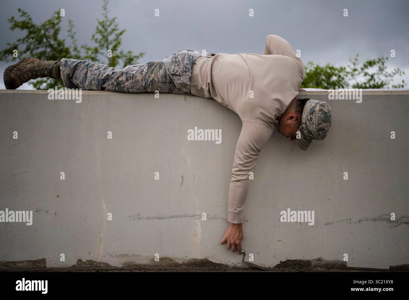 3 aprile 2019 - Vandenberg Air Force base, California, Stati Uniti - Senior Airman Noah Matsuura, 30th Civil Engineering Squadron Airman, evens out wet concrete 3 aprile 2019, presso Vandenberg Air Force base, California. Matsuura contribuisce alla manutenzione della base aerea di Vandenberg e fornisce riparazioni e aggiornamenti quando necessario. (Immagine di credito: © U.S. Air Force/ZUMA Wire/ZUMAPRESS.com) Foto Stock