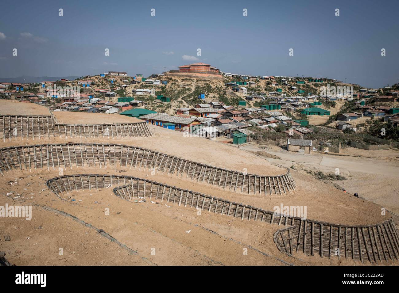 9 aprile 2019 - costruzione in prossimità di kutupalong un tempo zona collinare e foresta, ora il più grande campo profughi Rohingya del mondo. (Immagine di credito: © Jashim Salam/ZUMA Wire) Foto Stock