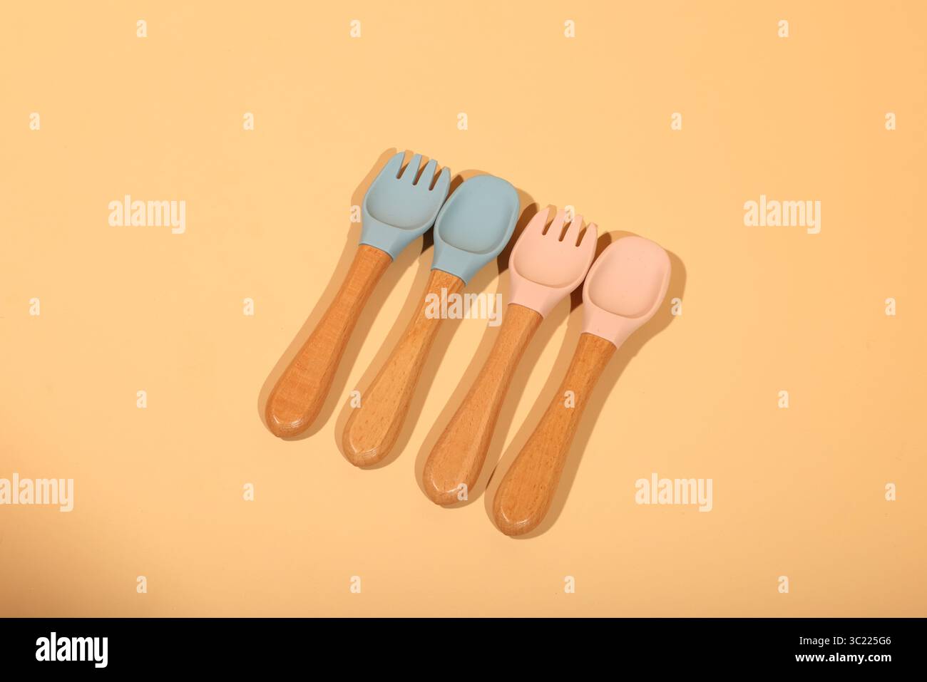 Set di cucchiai e forchette in silicone colorato con manici in legno Foto Stock