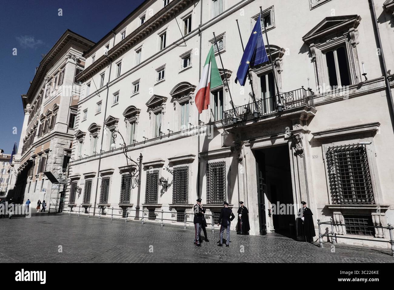 5 aprile 2019 - Roma, Italia - i poliziotti sorvegliano l'ingresso di Palazzo Chigi in Piazza Colonnia. L'edificio è un palazzo del XVI secolo che ora funge da residenza ufficiale del primo ministro italiano. (Immagine di credito: © Nir Alon/ZUMA Wire) Foto Stock