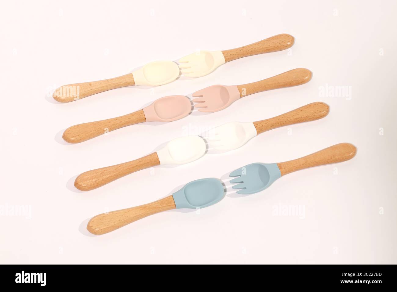 Set di cucchiai e forchette in silicone colorato con manici in legno Foto Stock