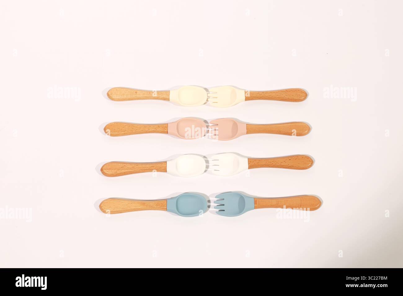 Set di cucchiai e forchette in silicone colorato con manici in legno Foto Stock