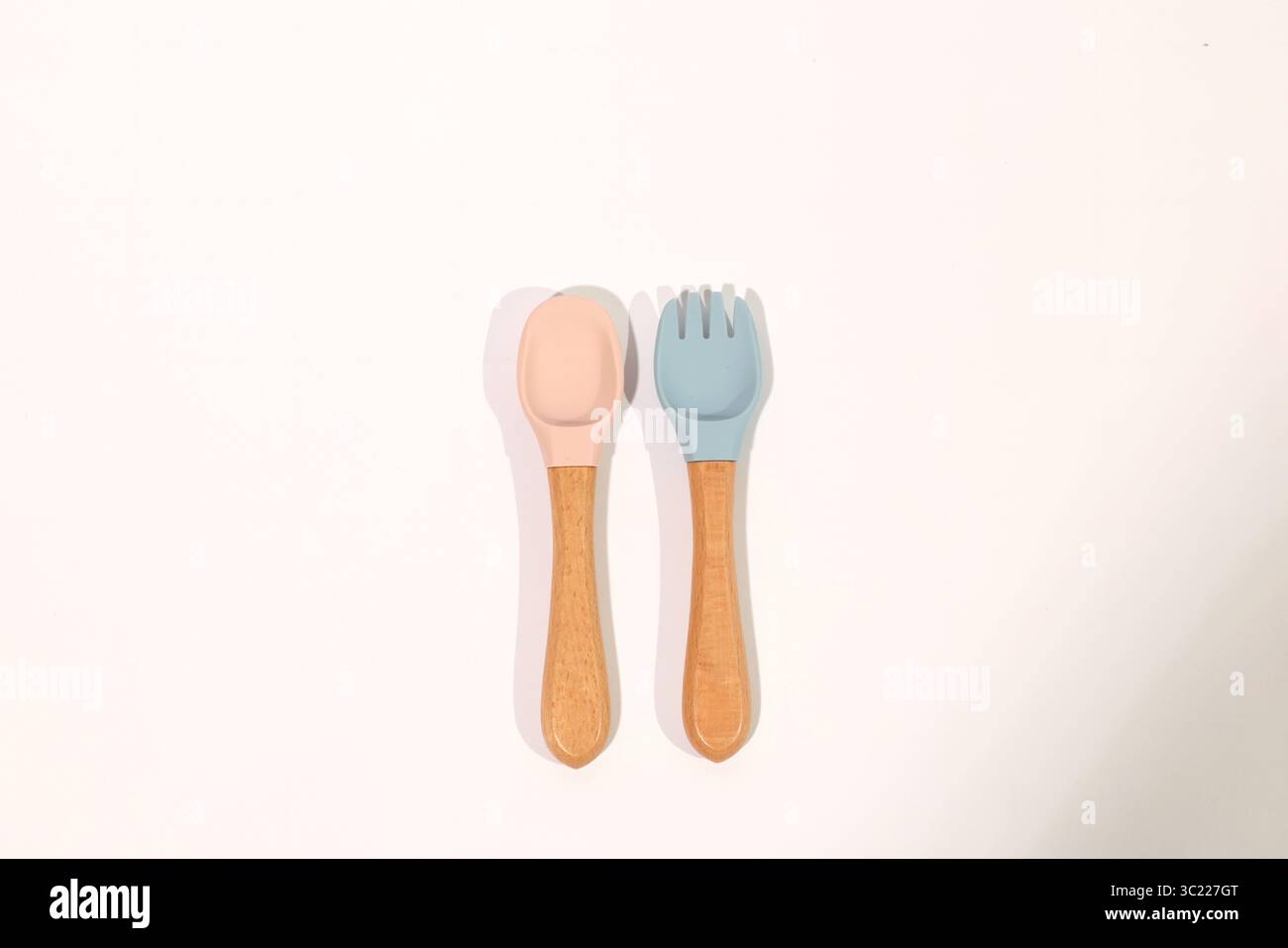 Set di cucchiai e forchette in silicone colorato con manici in legno Foto Stock