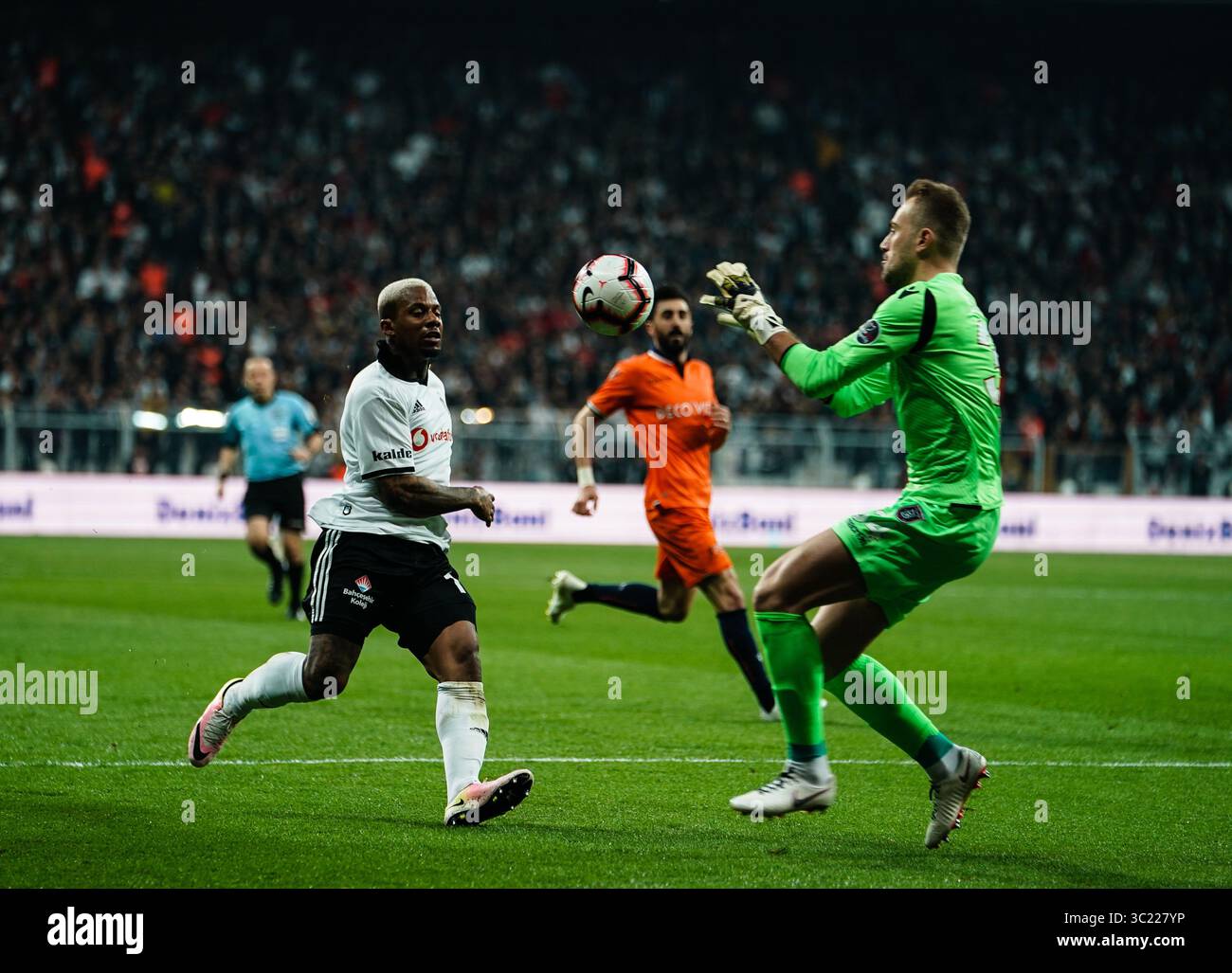 13 aprile 2019 : Jeremain Lens of Besiktas ha appena perso la palla di fronte a Mert GÃ¼nok di stanbul Basaksehir durante Besiktas J.K V Ä°stanbul Basaksehir, Turkish Super Lig, nel Parco Vodafone , Istanbul, Turchia. Ulrik Pedersen/CSM.(immagine di credito: &Copy; Ulrik Pedersen/CSM tramite cavo ZUMA) Foto Stock